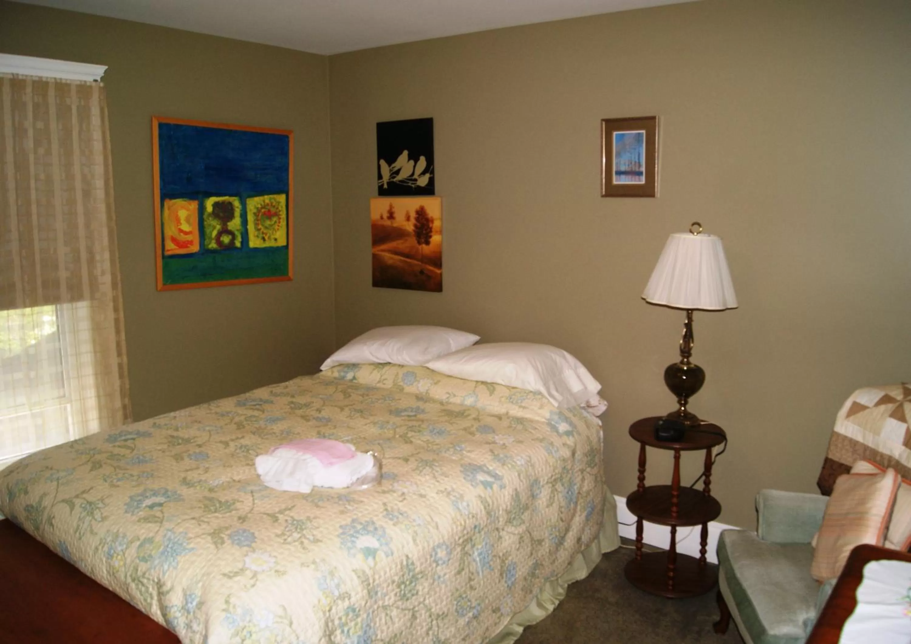 Bed in Ye Olde Walkerville Bed & Breakfast