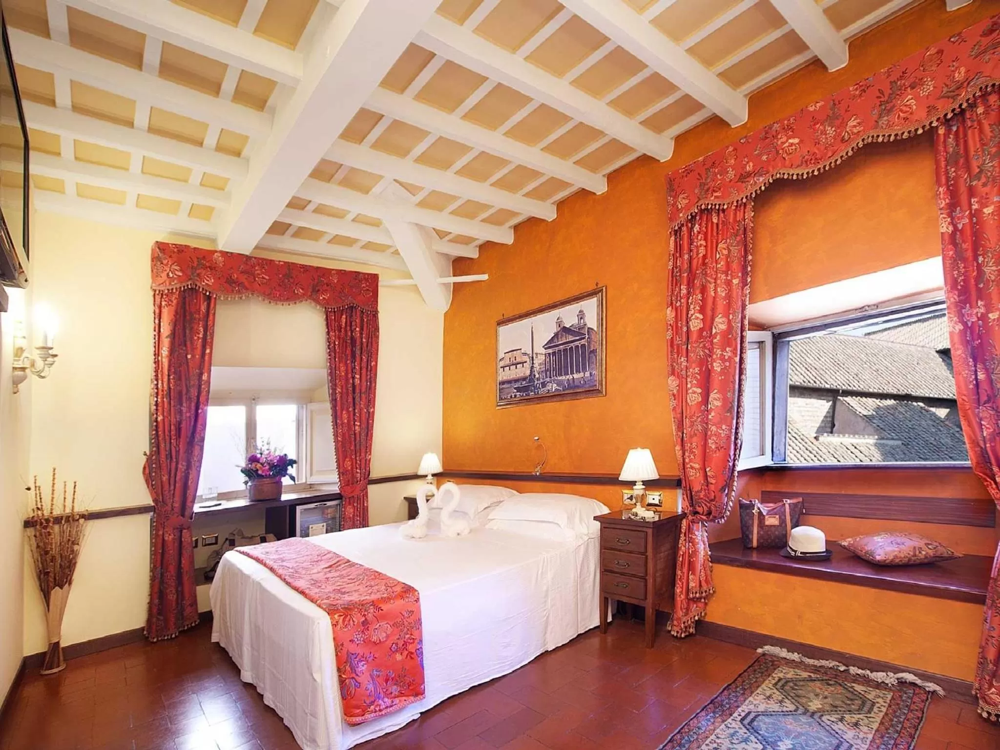 Photo of the whole room, Bed in Pantheon Inn