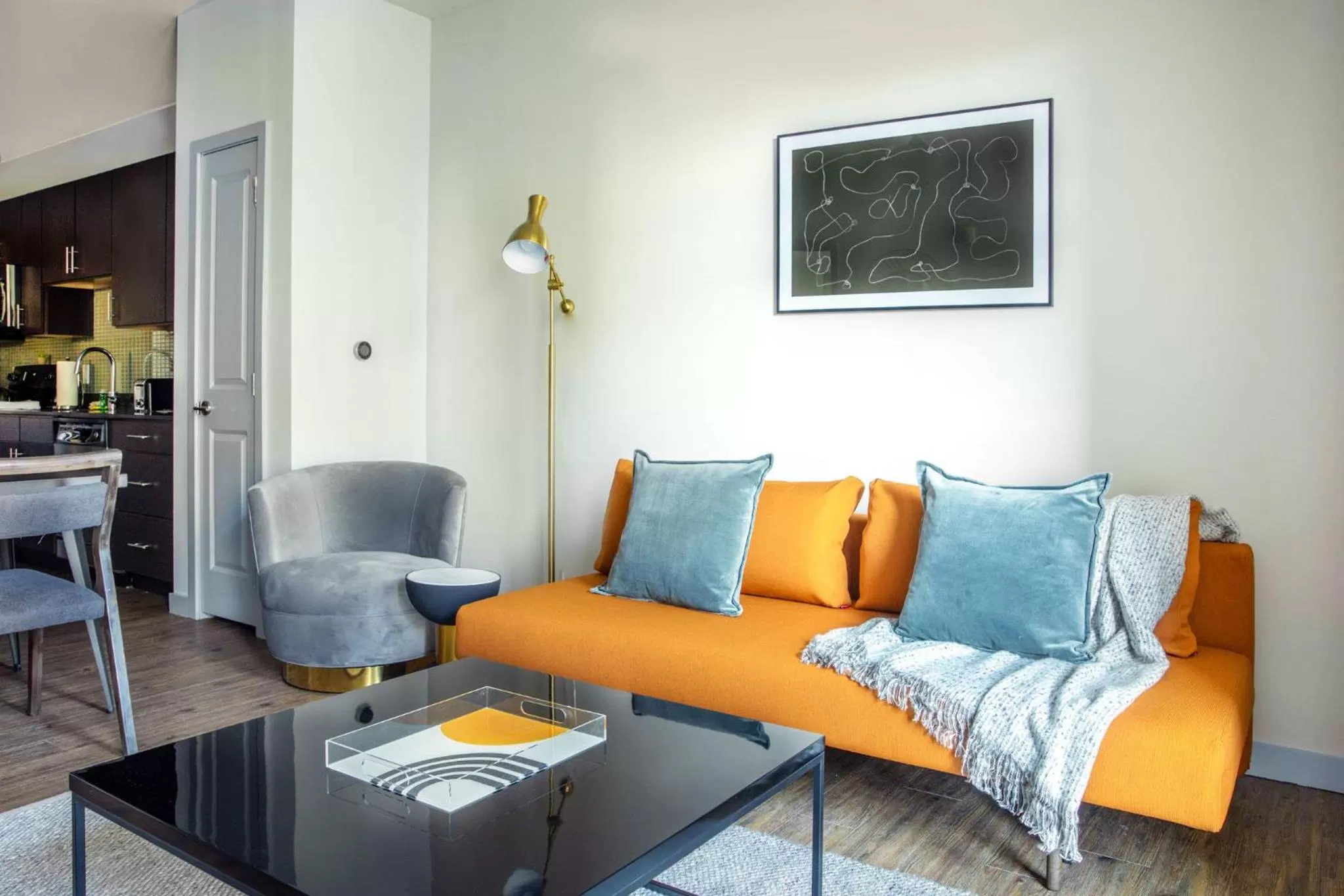 Living room in Placemakr Music Row - Vanderbilt