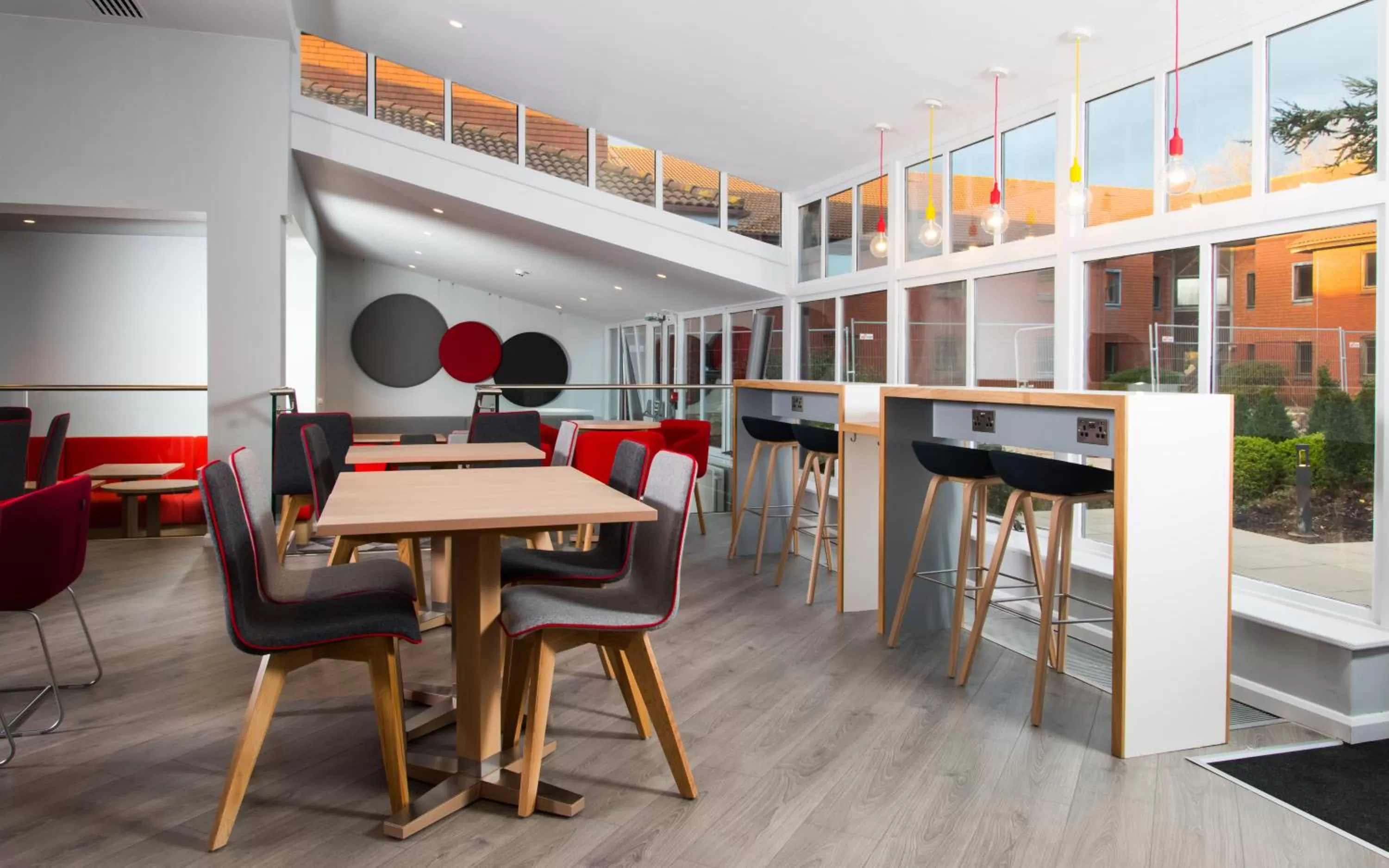 Restaurant/places to eat in Holiday Inn Express Portsmouth – North by IHG