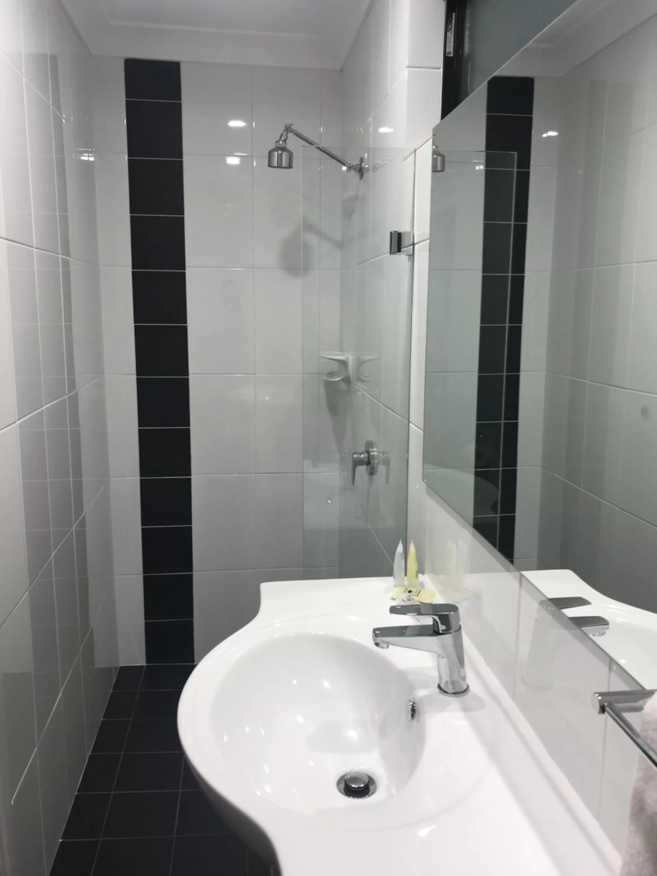 Shower in Kootingal Landview Motel