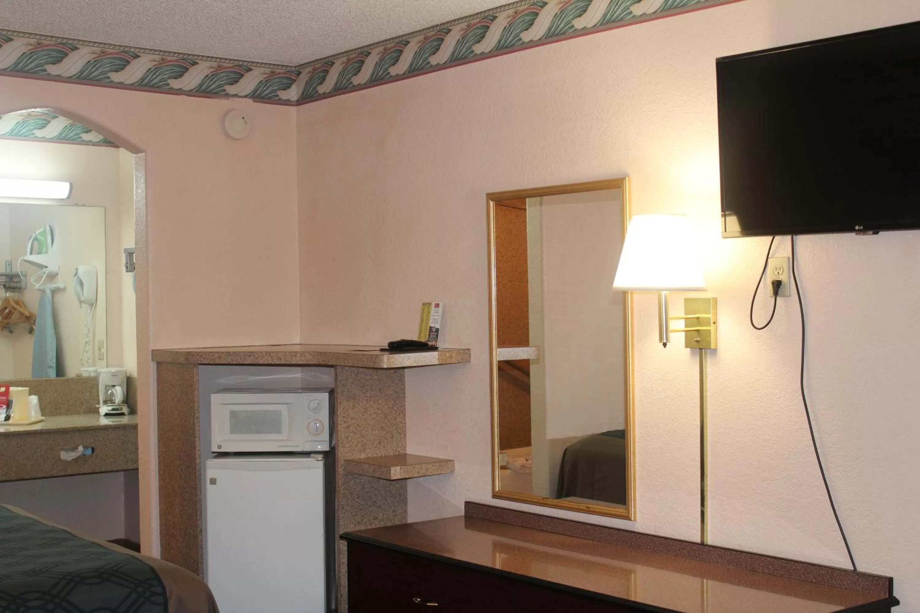 TV and multimedia in Americas Best Value Inn-Near NRG Park/Medical Center