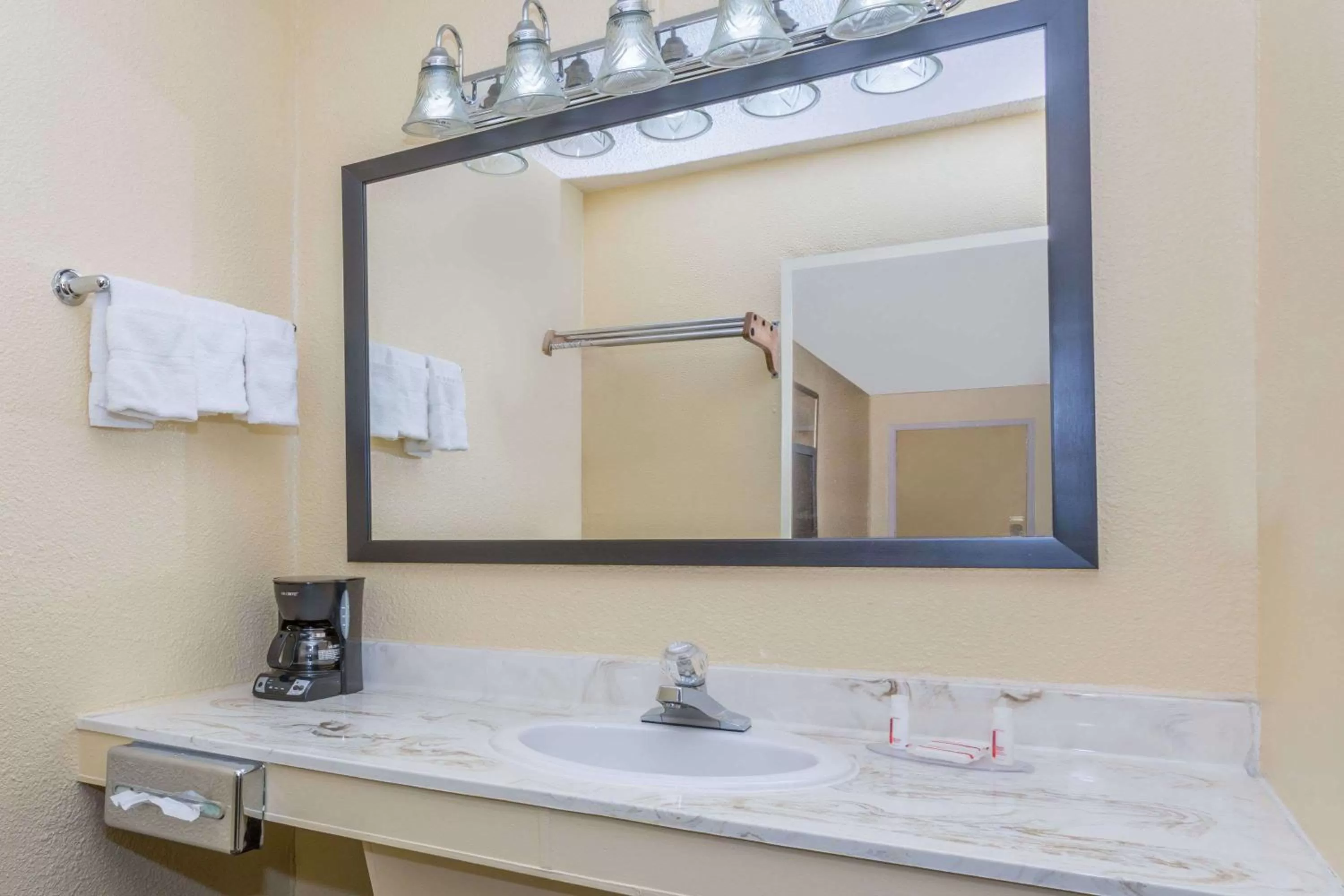 Bathroom in Alamo Inn