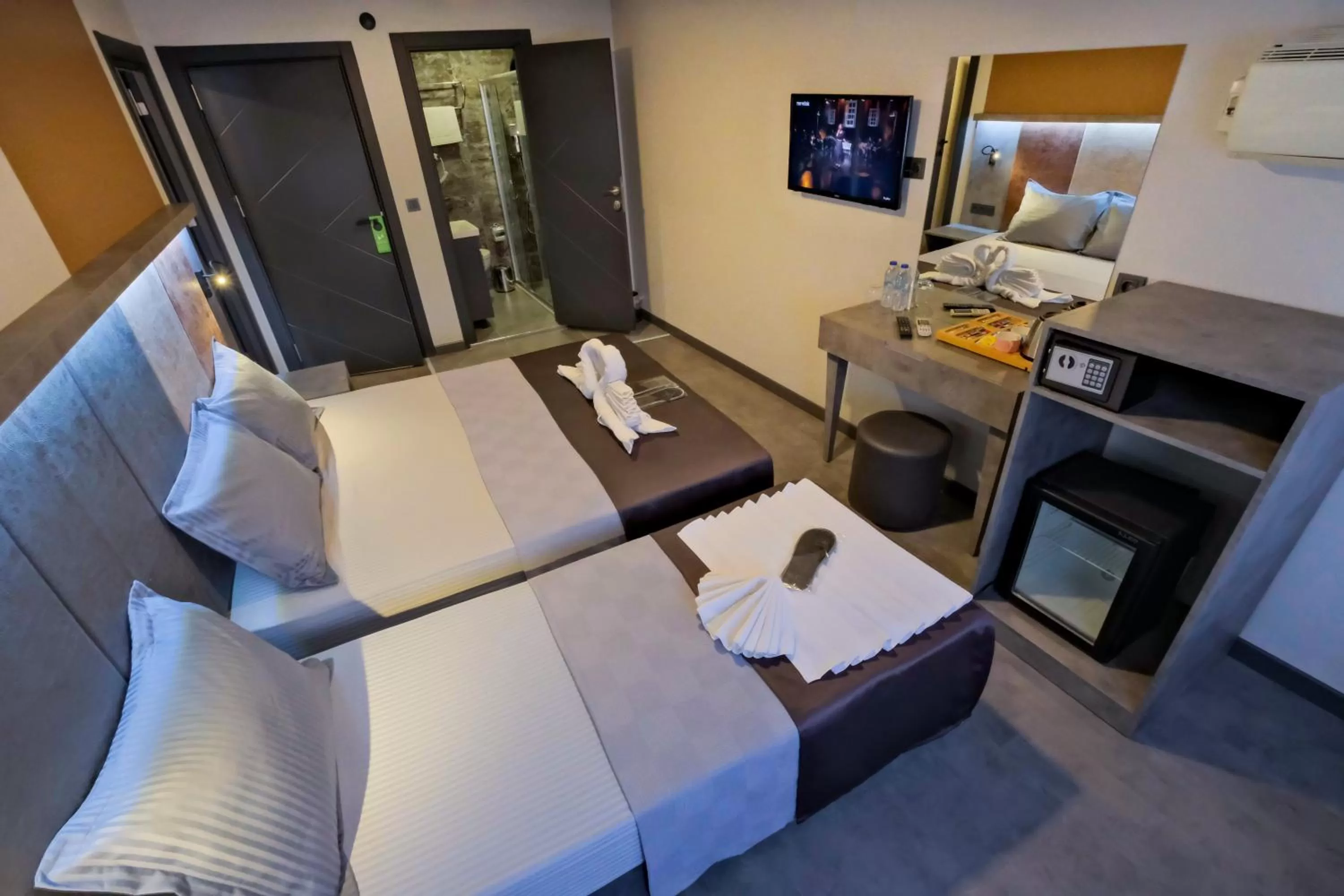 Photo of the whole room, Bed in The Queen Hotel