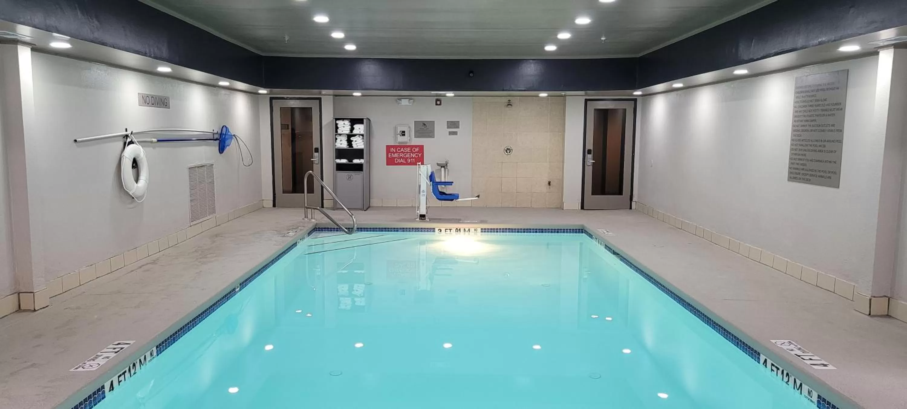 Swimming pool in Country Inn & Suites by Radisson, Canton, GA