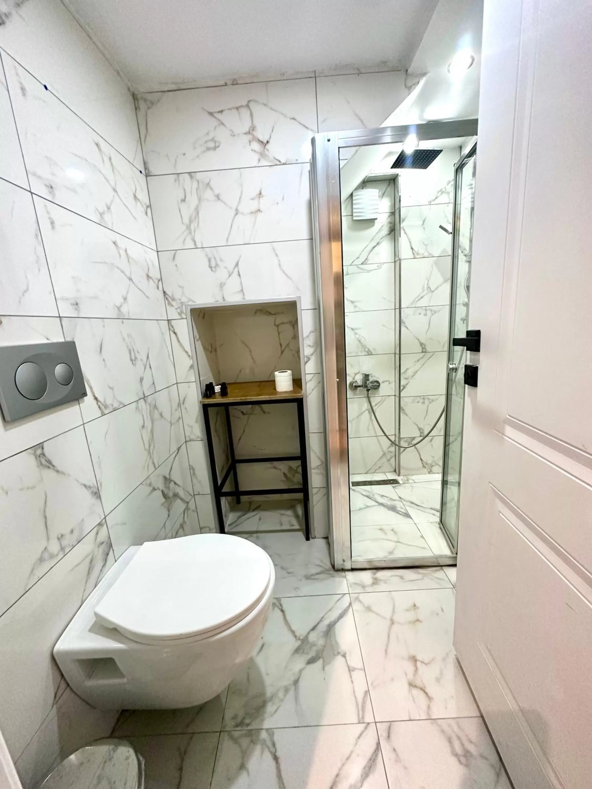 Shower in Newalla Hotel Old City