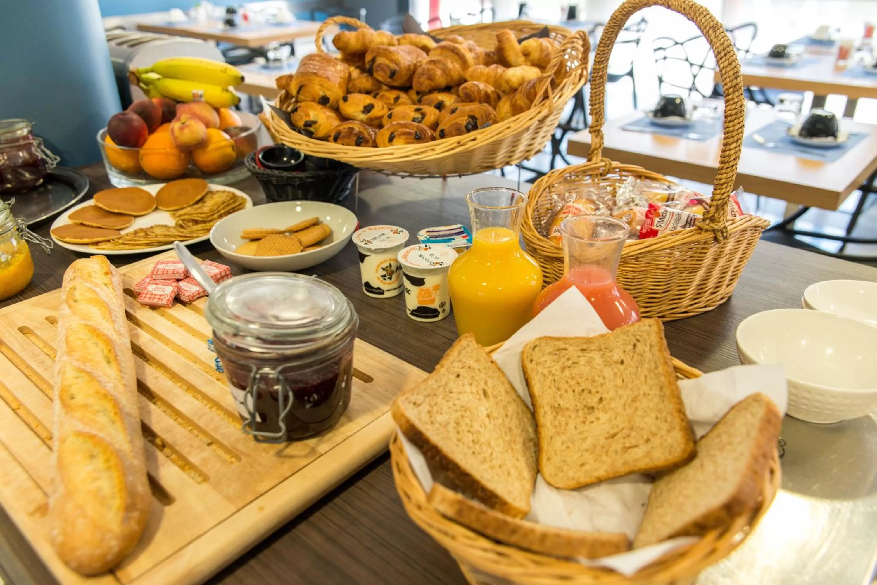 Buffet breakfast in Best Western Les Aureliades Saint Nazaire