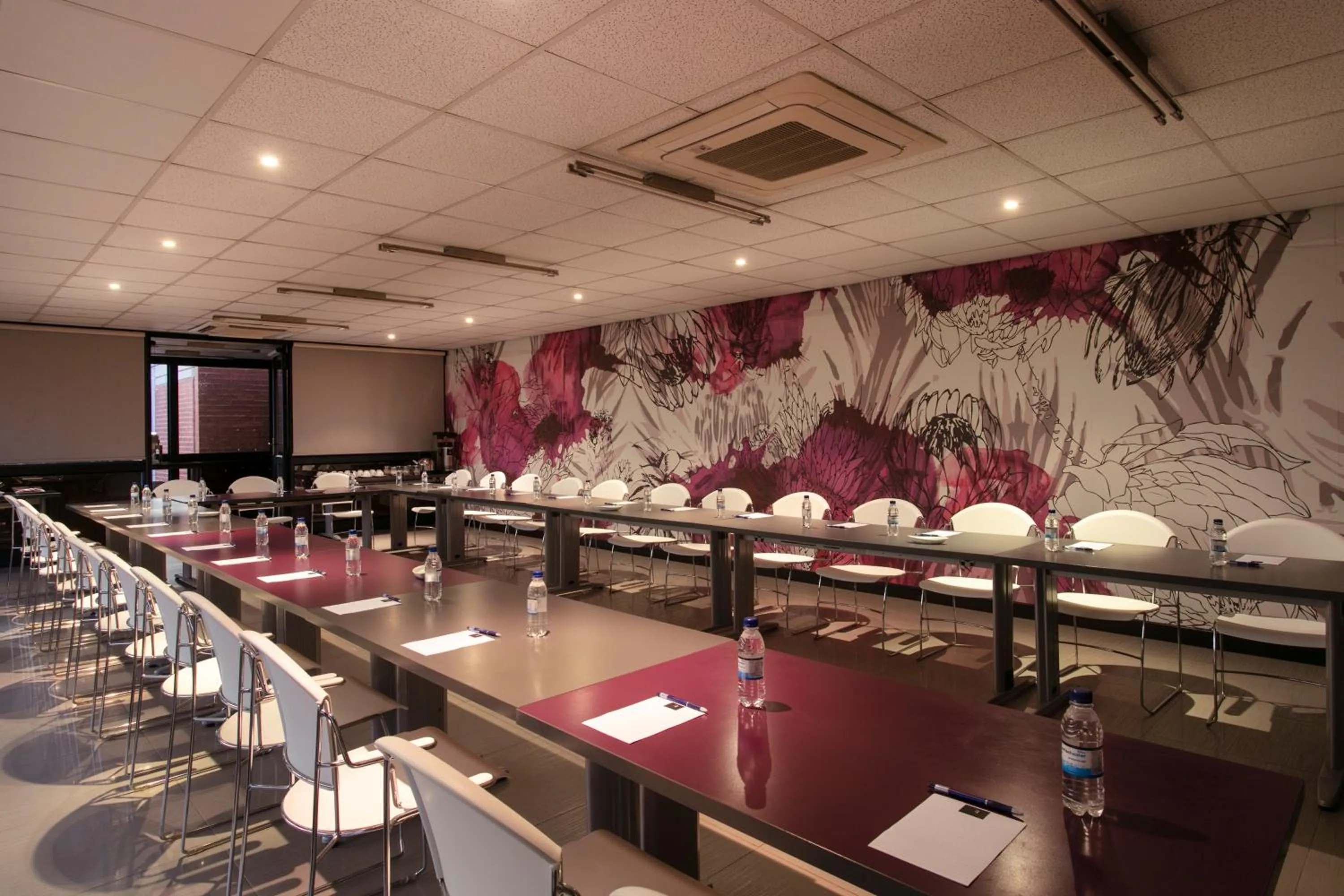 Business facilities in Absolute Farenden Apartments