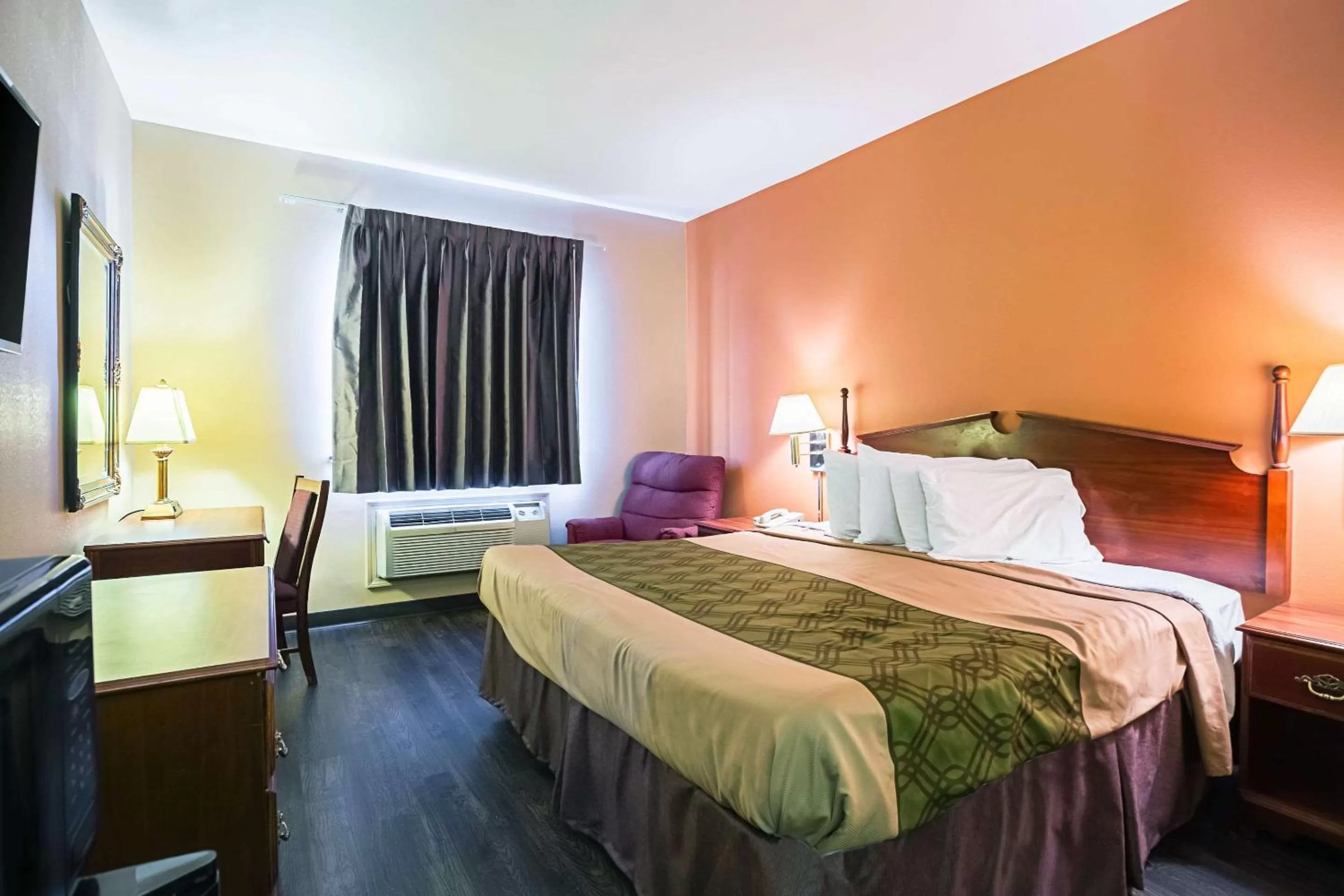 Photo of the whole room, Bed in Econo Lodge Inn & Suites