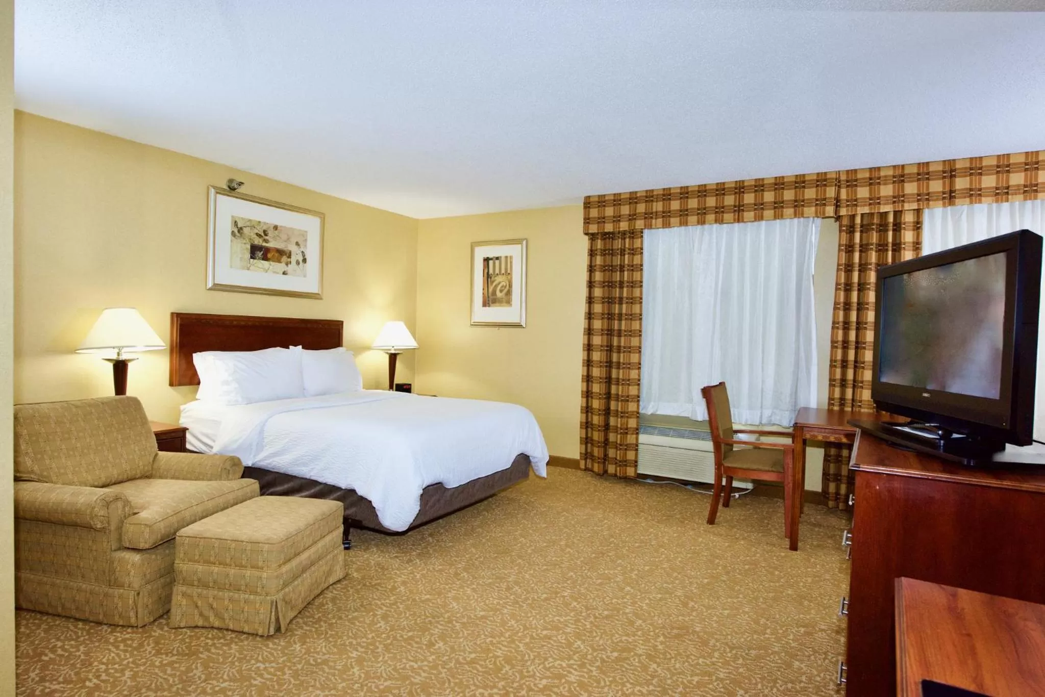 Photo of the whole room, Bed in Holiday Inn Express Hotel & Suites Fenton/I-44 by IHG