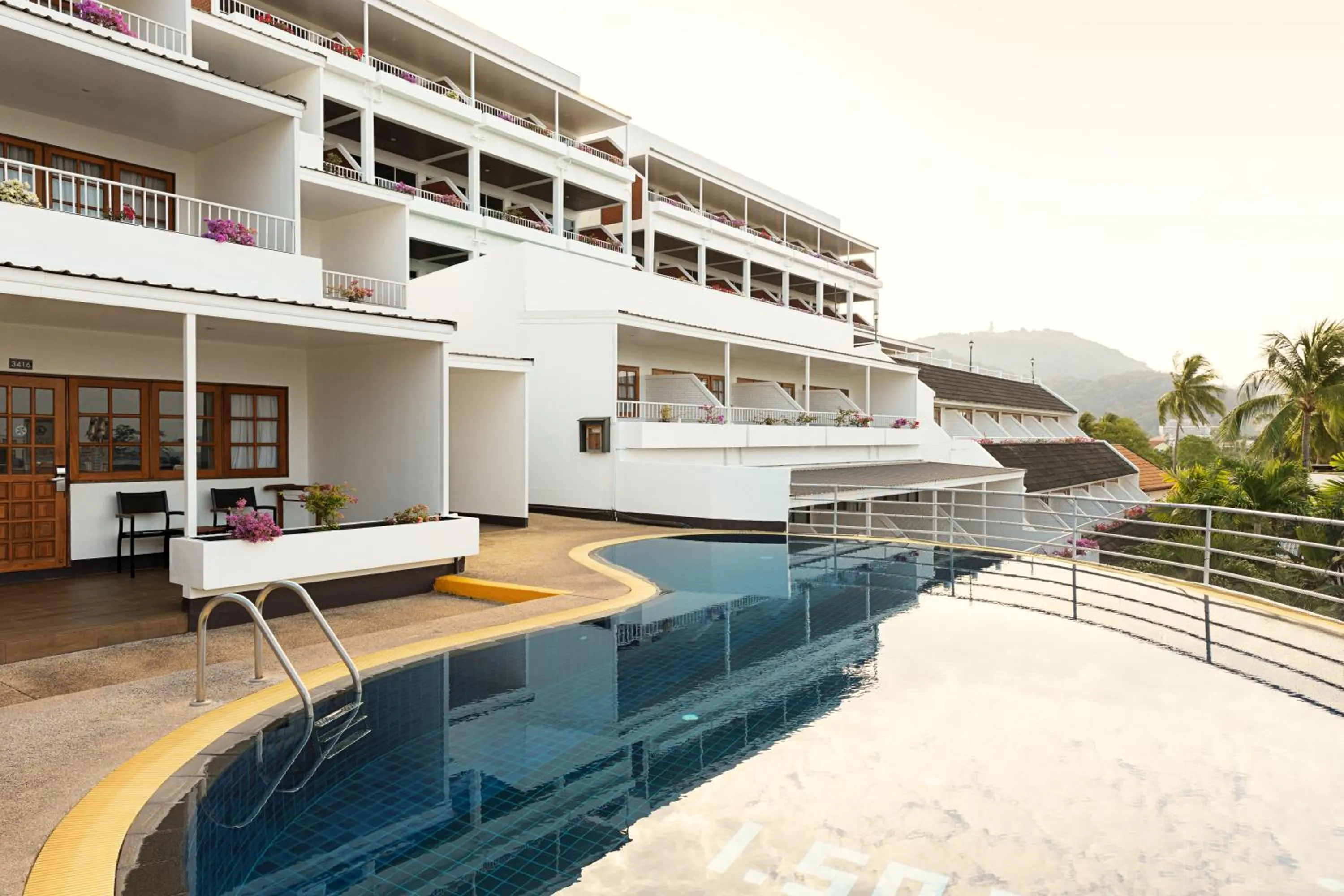 Swimming pool in Best Western Phuket Ocean Resort