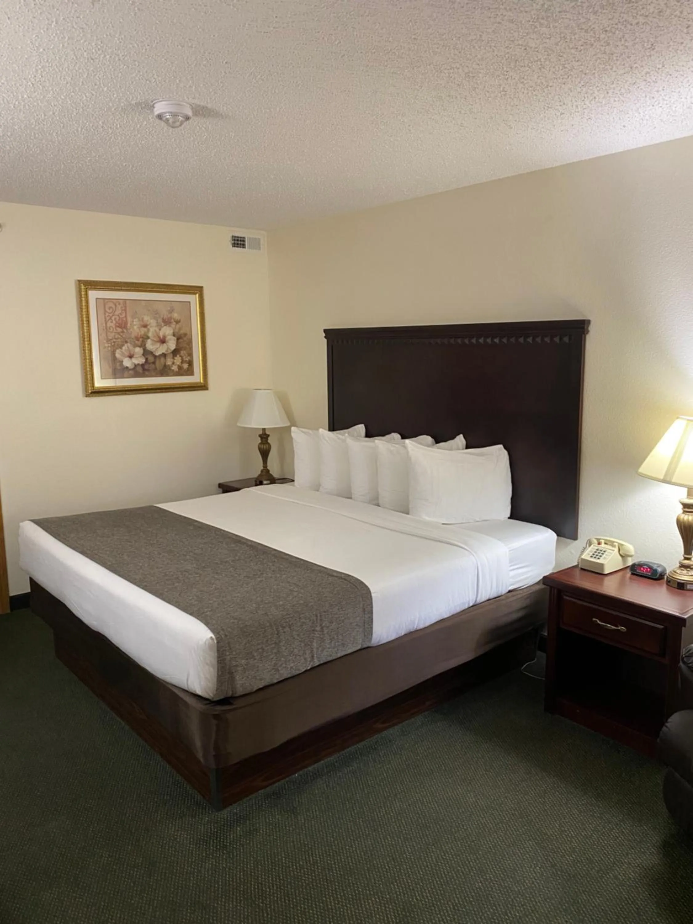 Bedroom, Bed in Brookwood Inn Branson