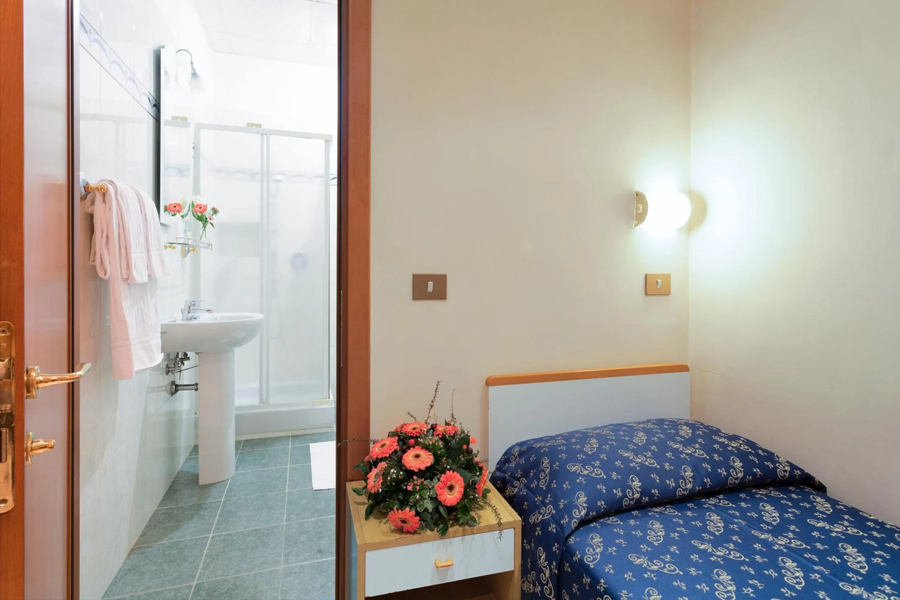 Shower, Bed in Hotel Oriente