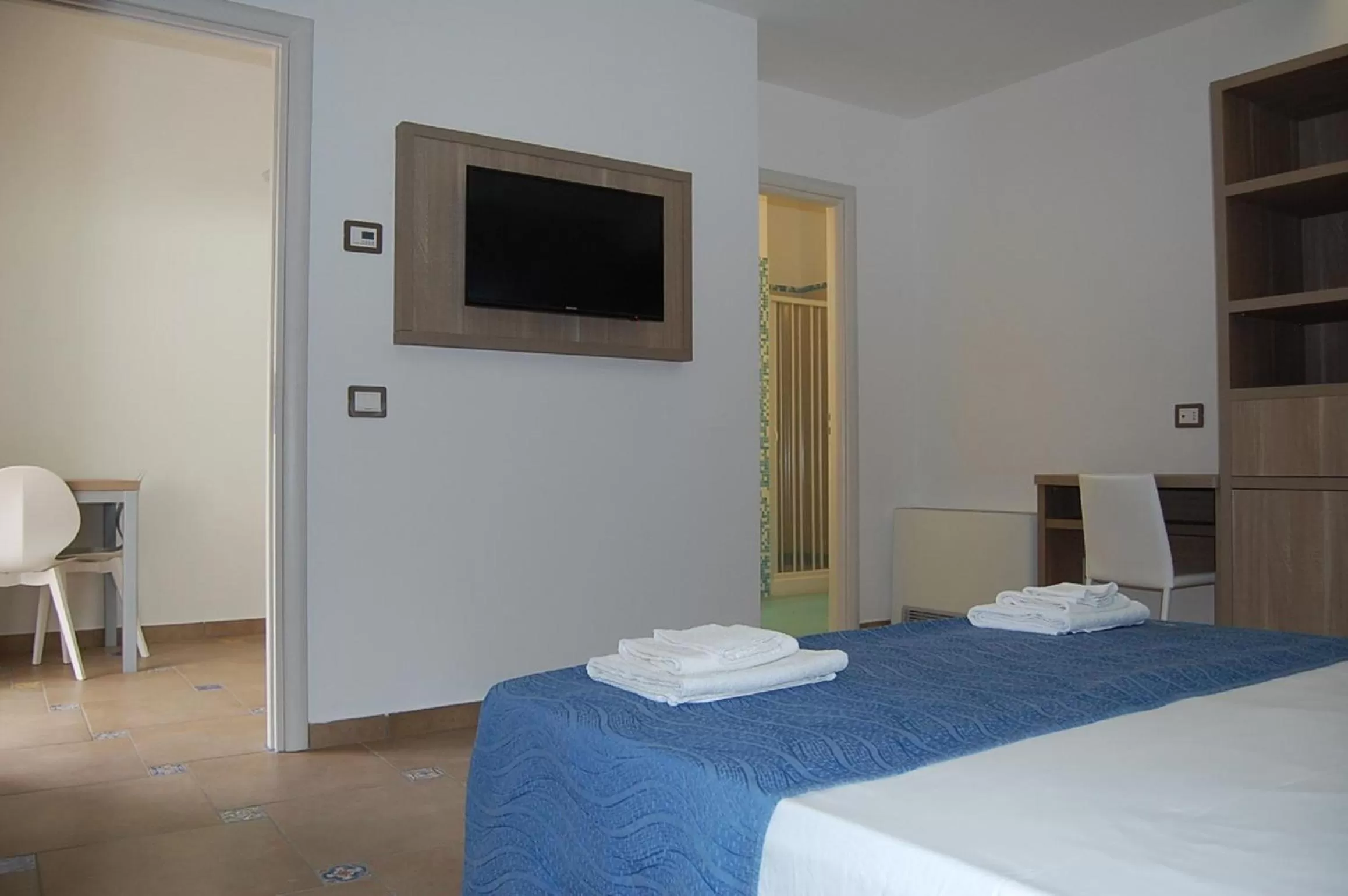 Shower, Bed in Petruso Resort