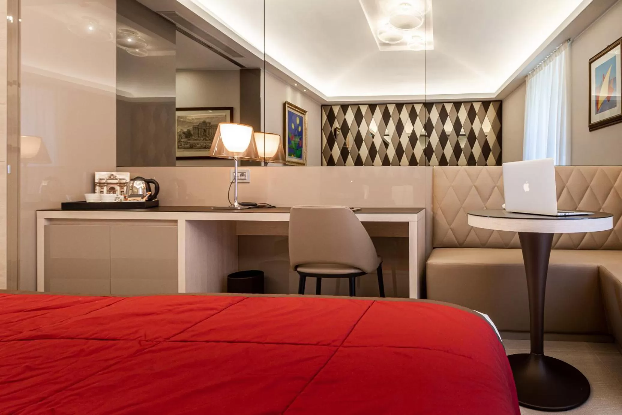 Coffee/tea facilities, Bed in Harry's Bar Trevi Hotel & Restaurant