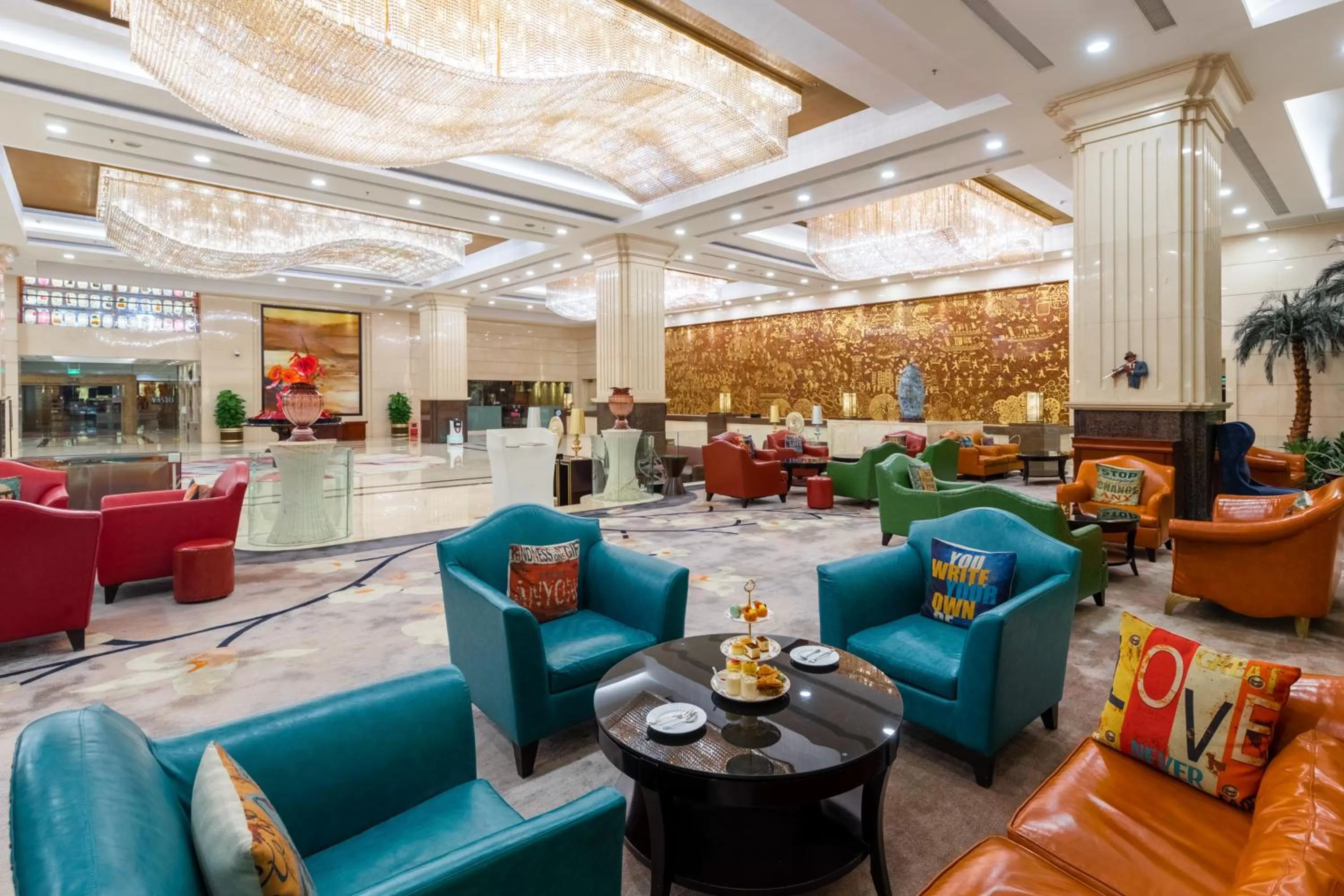 Lounge or bar in Crowne Plaza Foshan by IHG