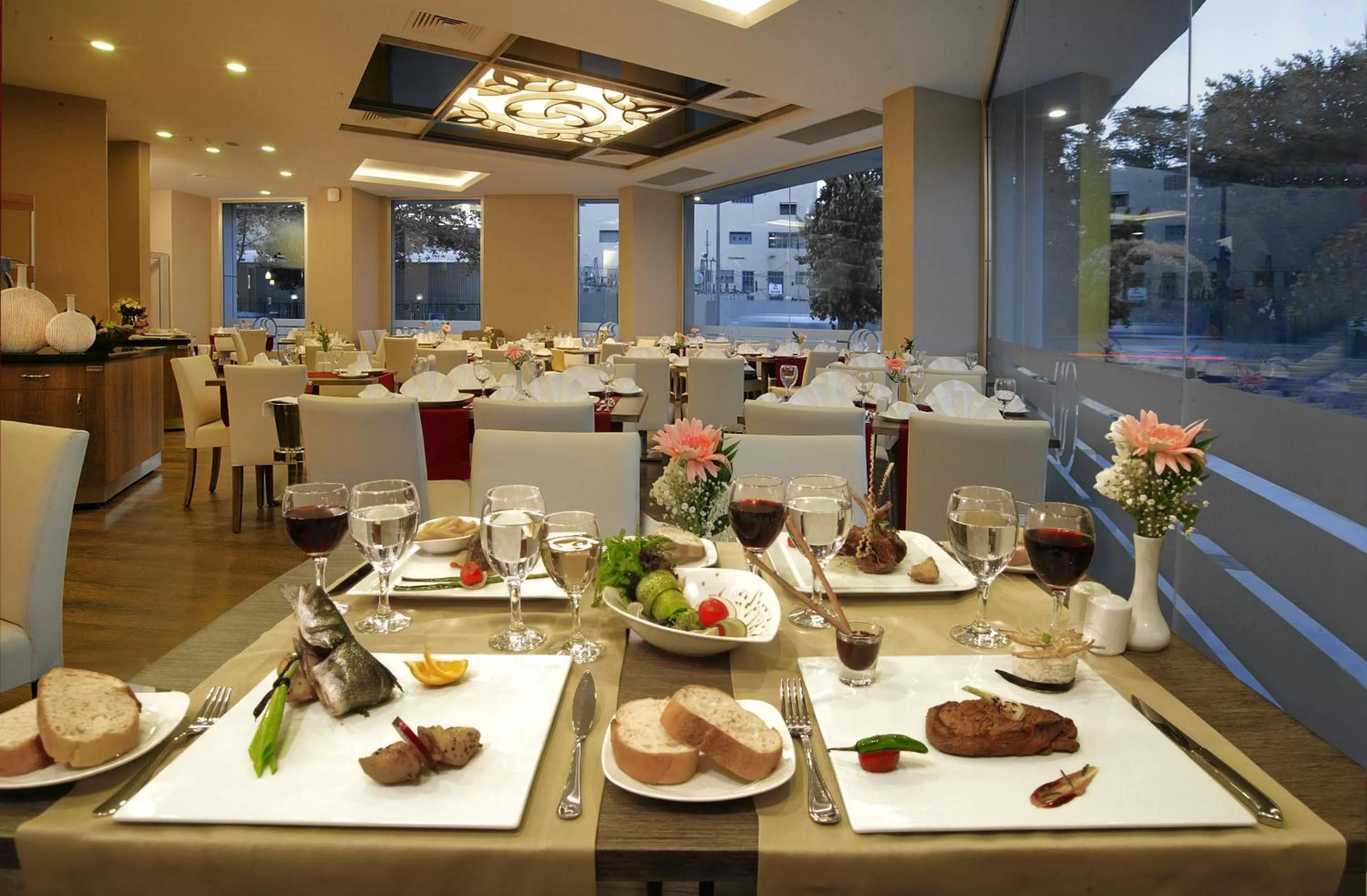 Restaurant/places to eat in Ramada Plaza By Wyndham Izmir