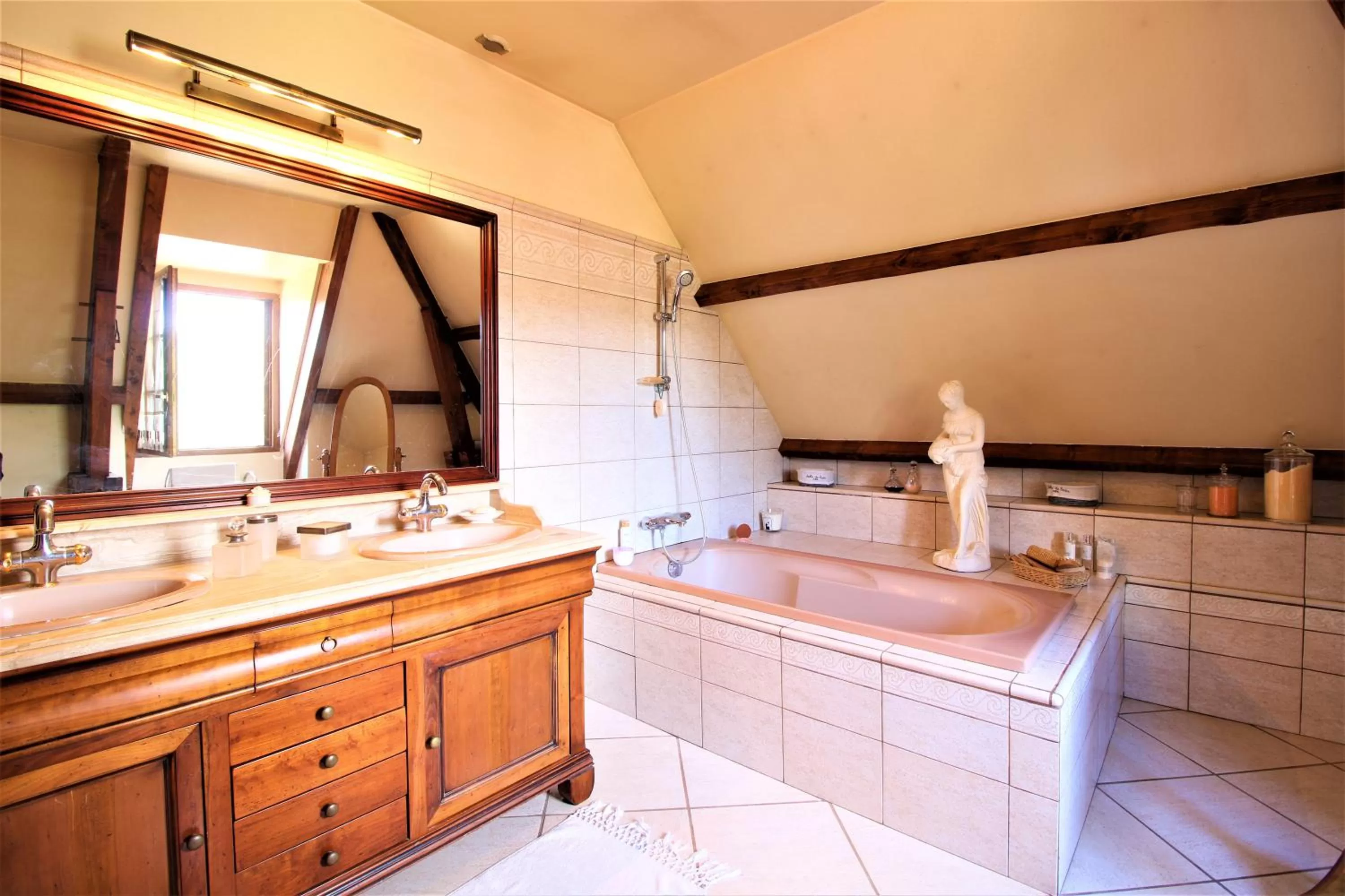 Toilet in Chez Pascaline