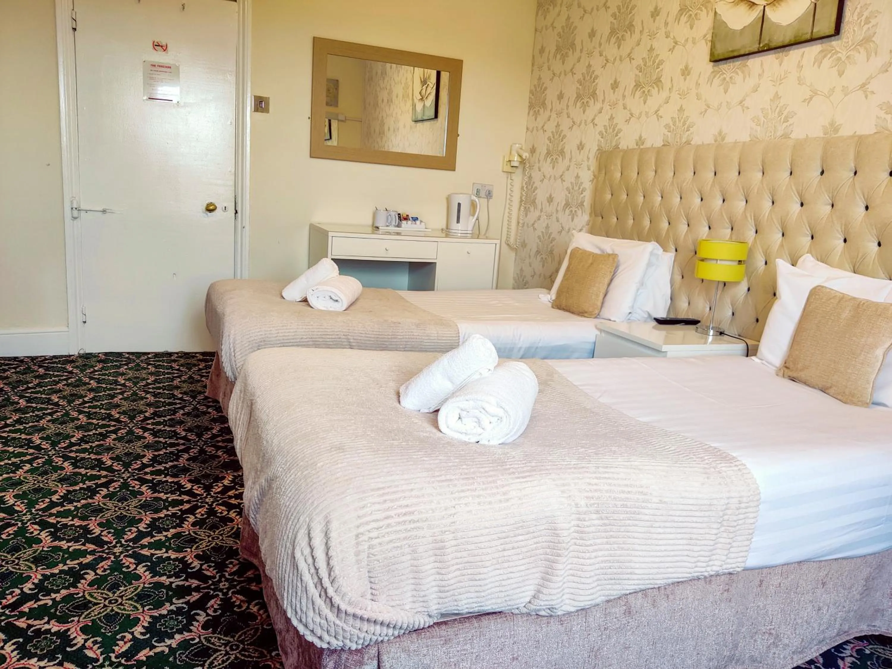 Photo of the whole room, Bed in Wentworth House - Free Parking