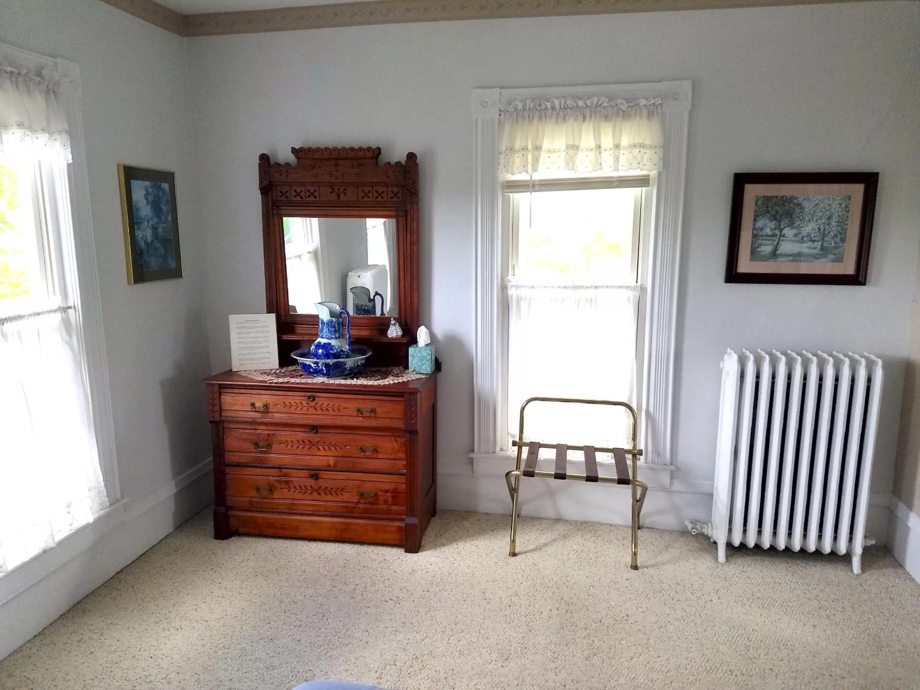 Bedroom, TV/Entertainment Center in Hudson Manor Bed & Breakfast