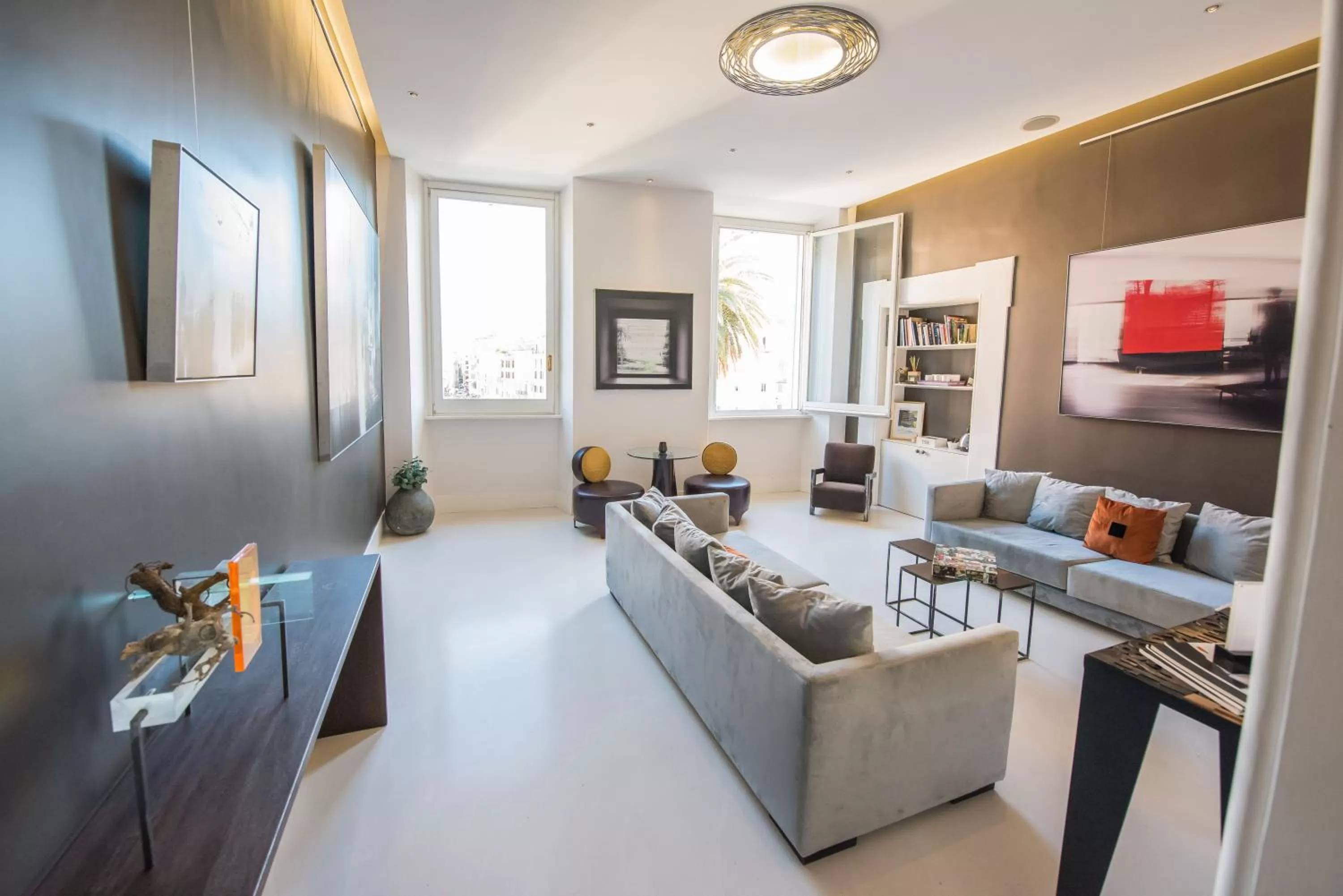 Seating area in Piazza di Spagna 9