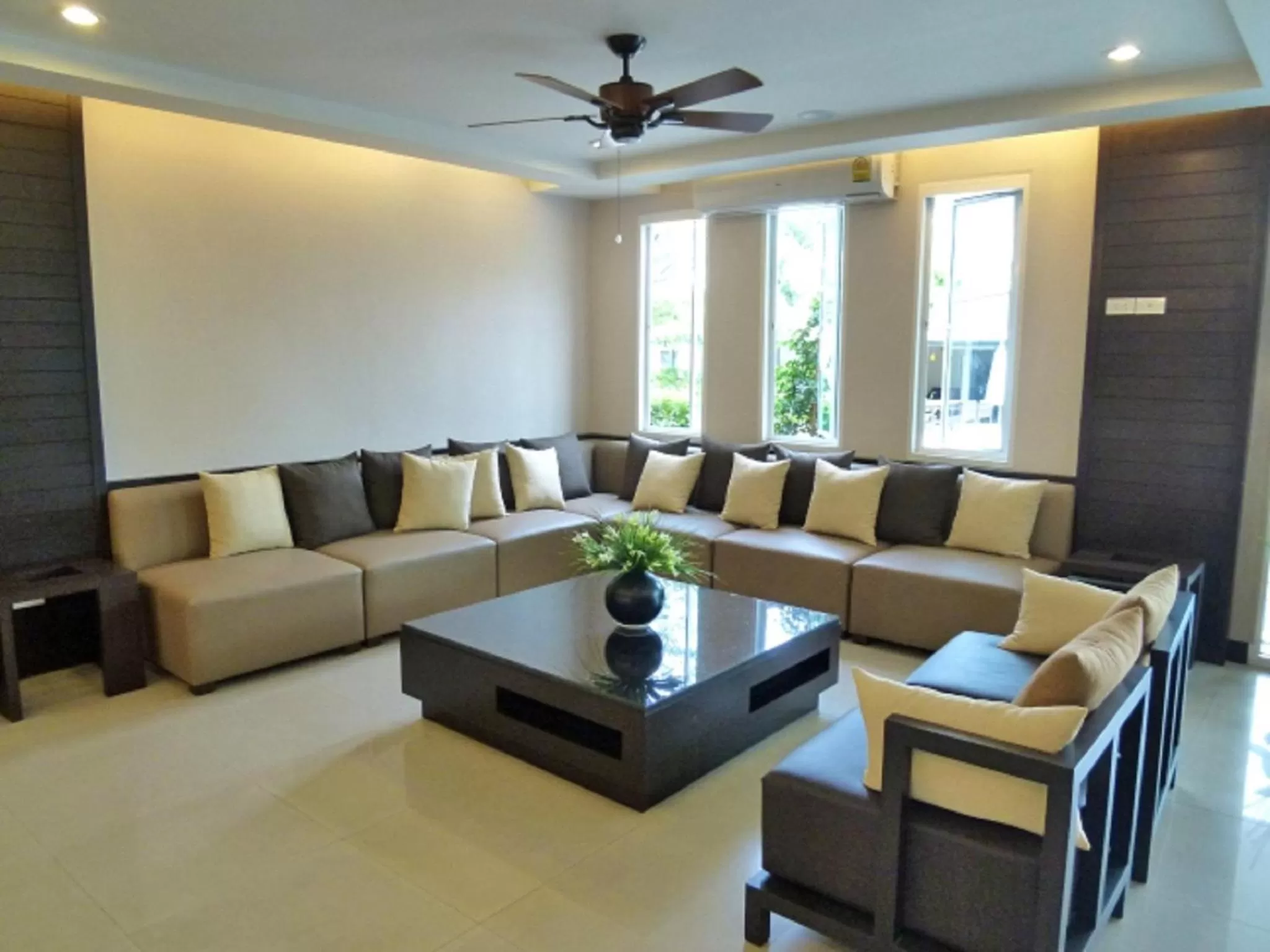 Lobby or reception in Sinsuvarn Airport Suite Hotel