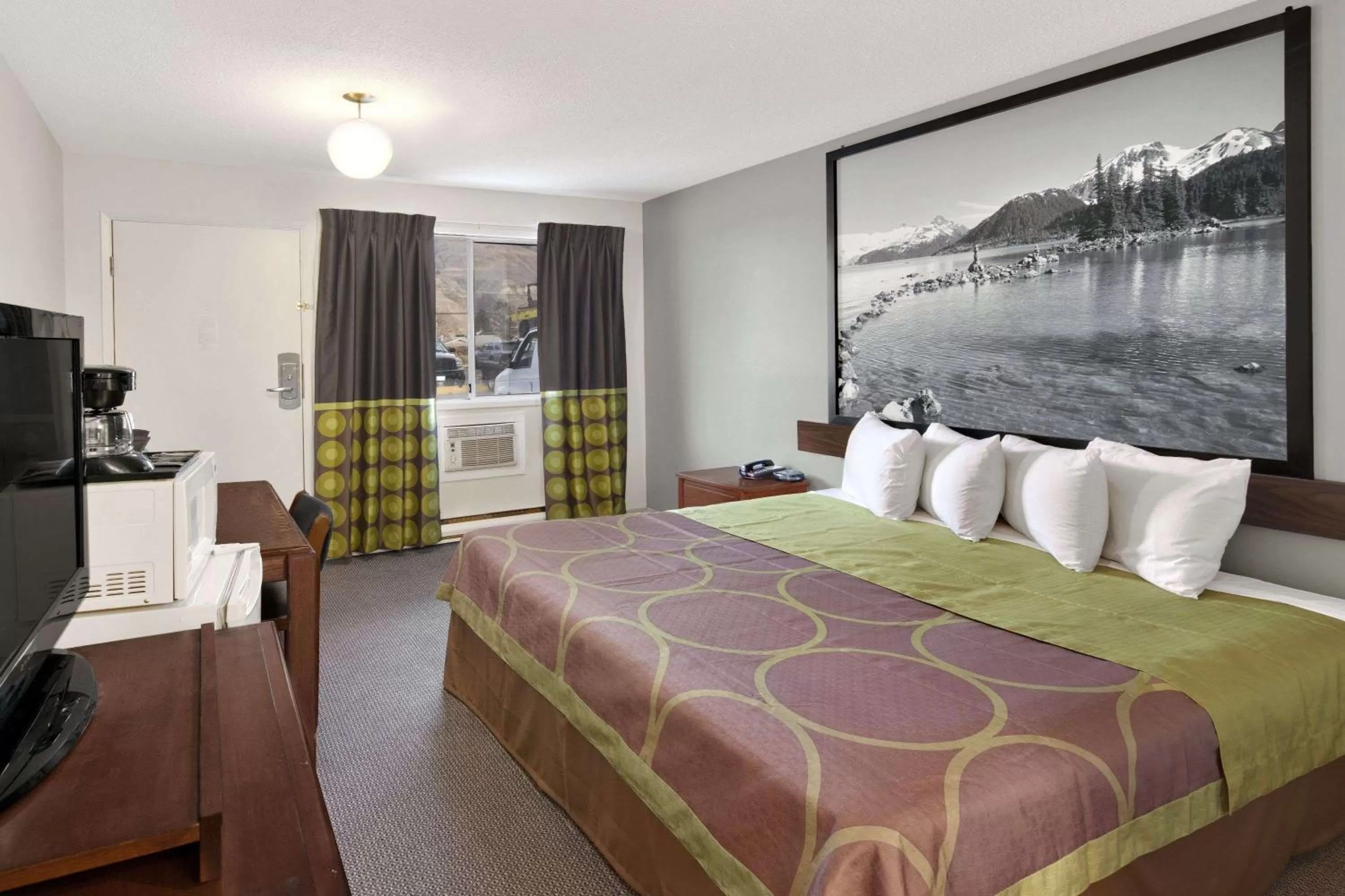 Photo of the whole room, Bed in Super 8 by Wyndham Kamloops East