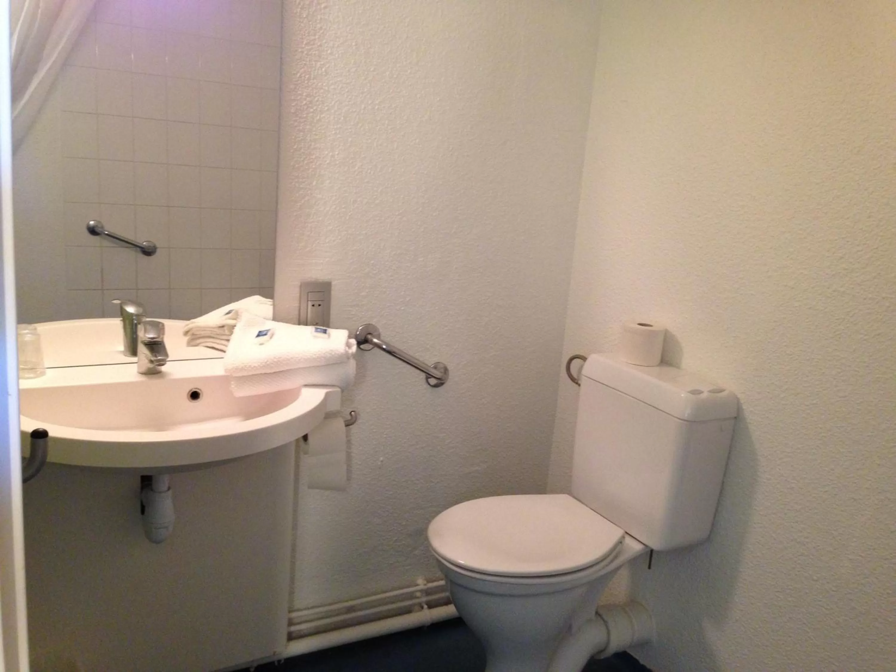 Bathroom in ibis budget Chartres