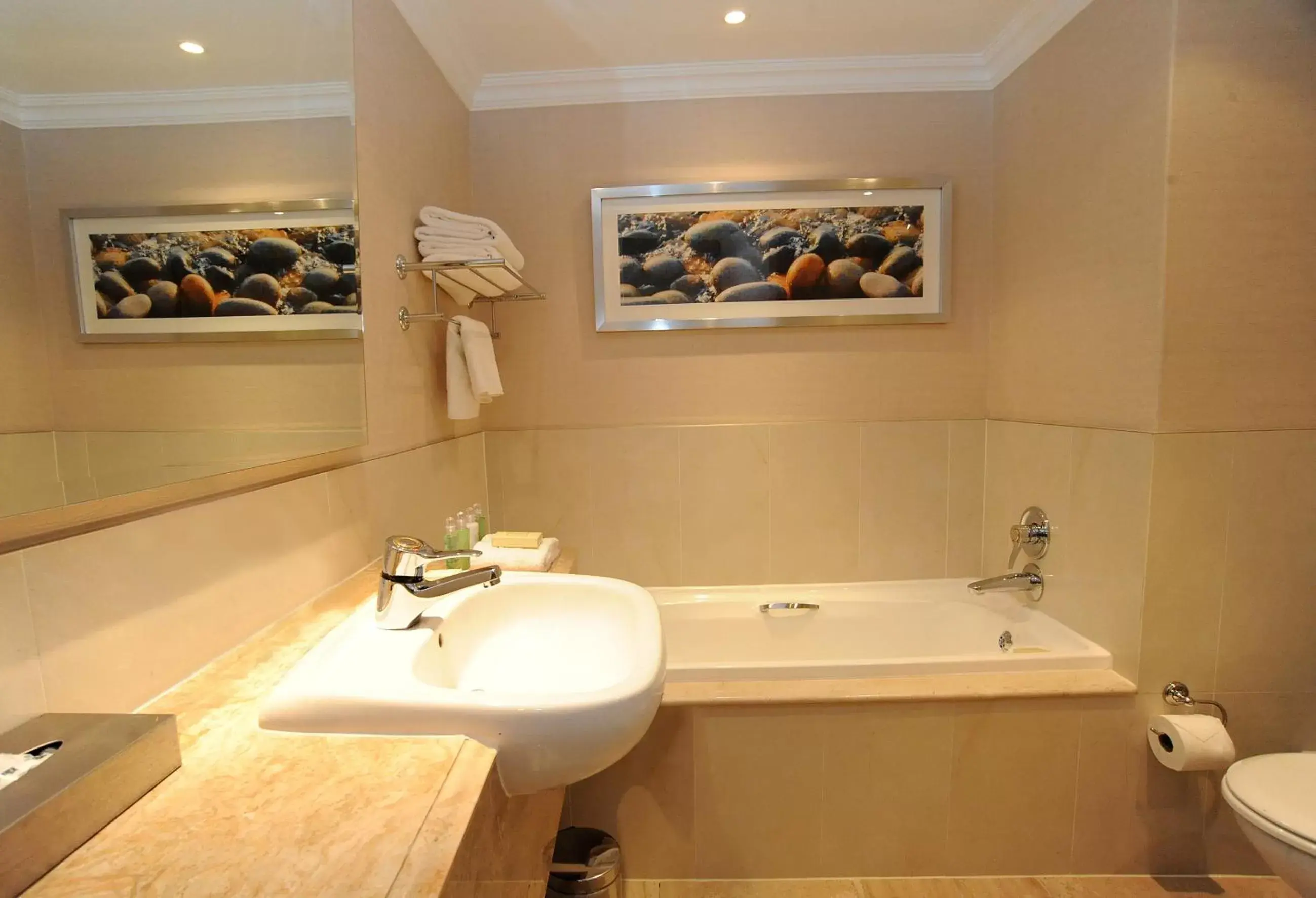 Standard Queen Room - Smoking in Southern Sun The Cullinan Standard Queen Room - Smoking in Southern Sun The Cullinan