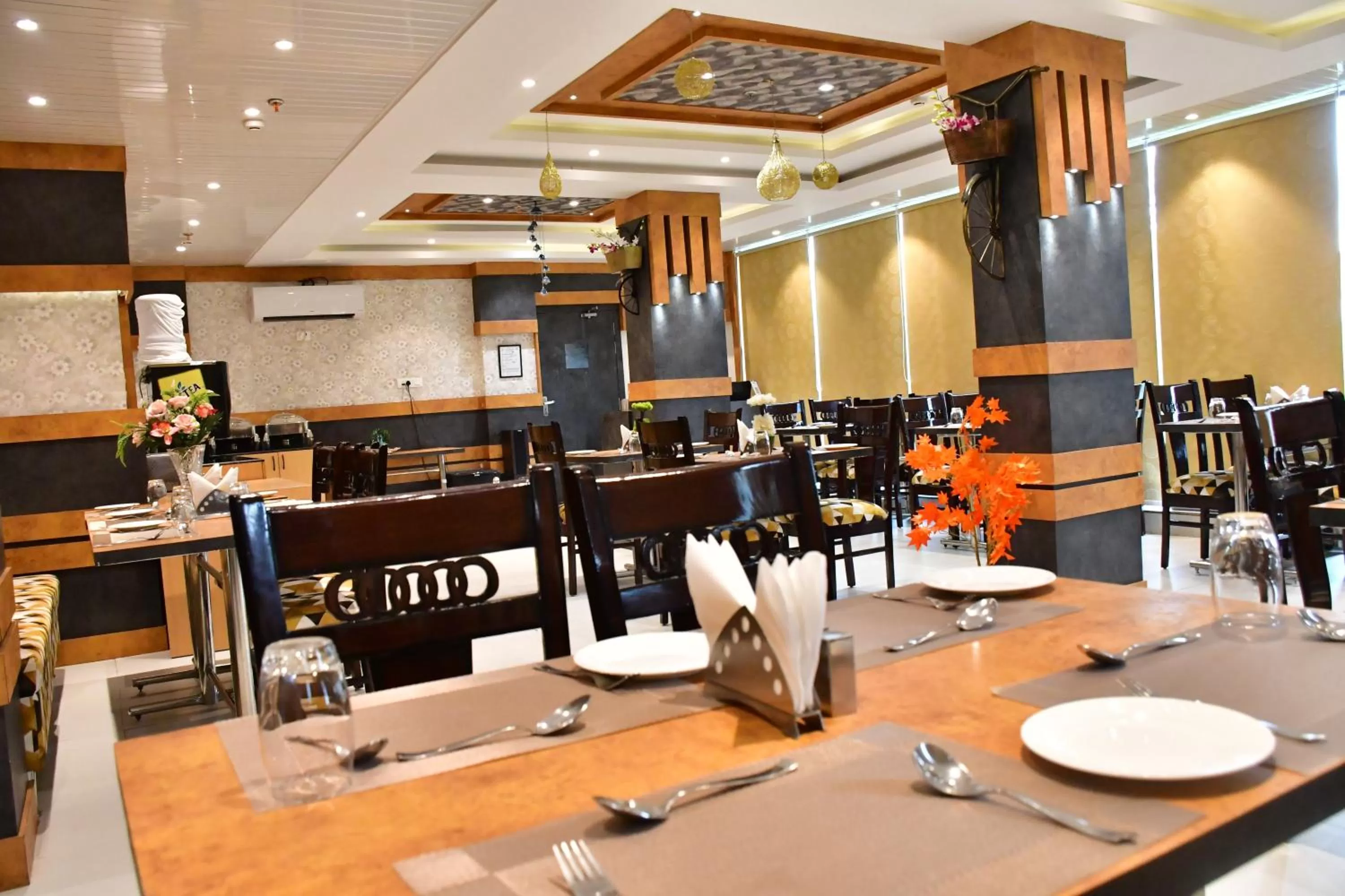 Restaurant/places to eat in Hotel Yatharth Inn