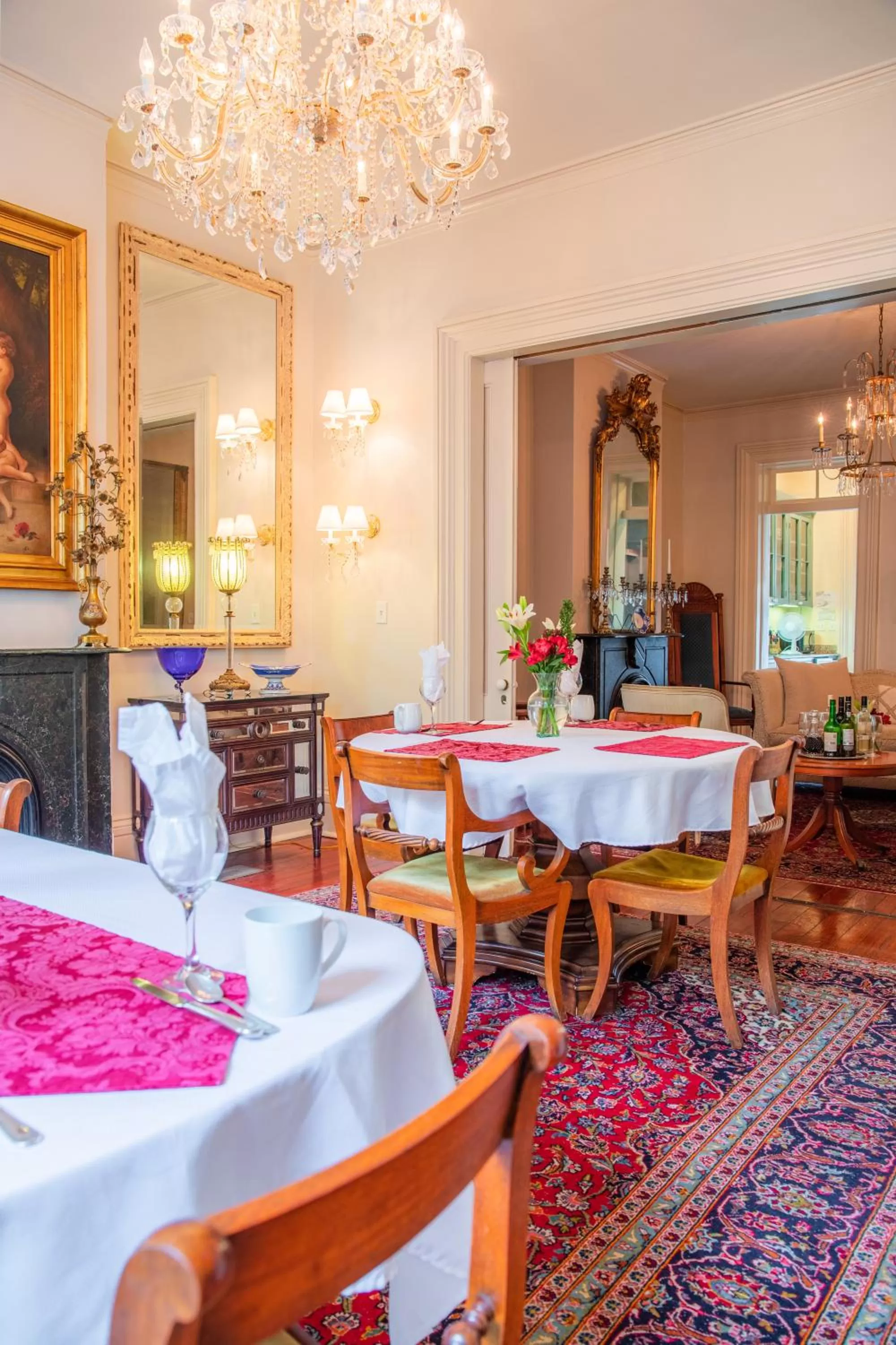 Communal lounge/ TV room in Justine Inn Savannah