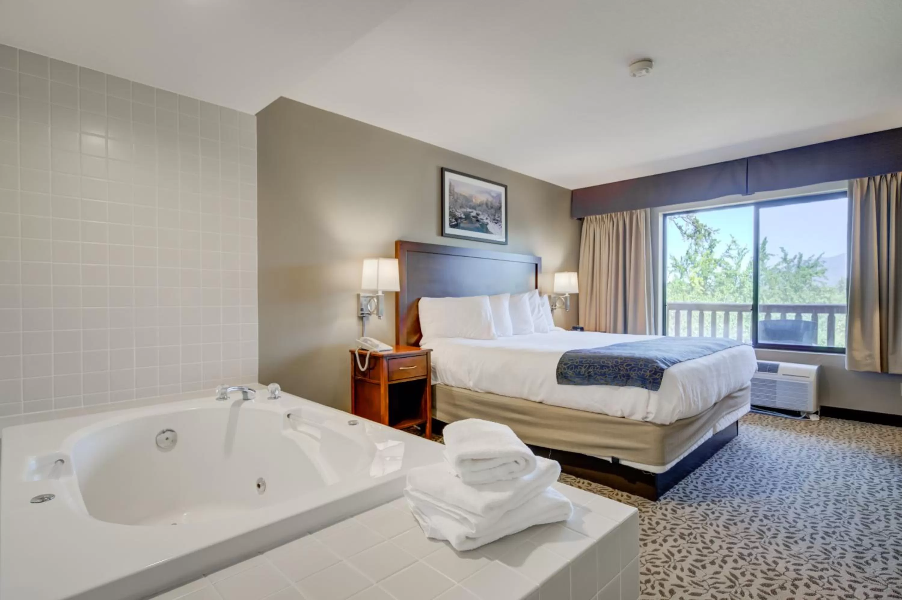 Bedroom, Bed in Whitefish Riverfront Hotel