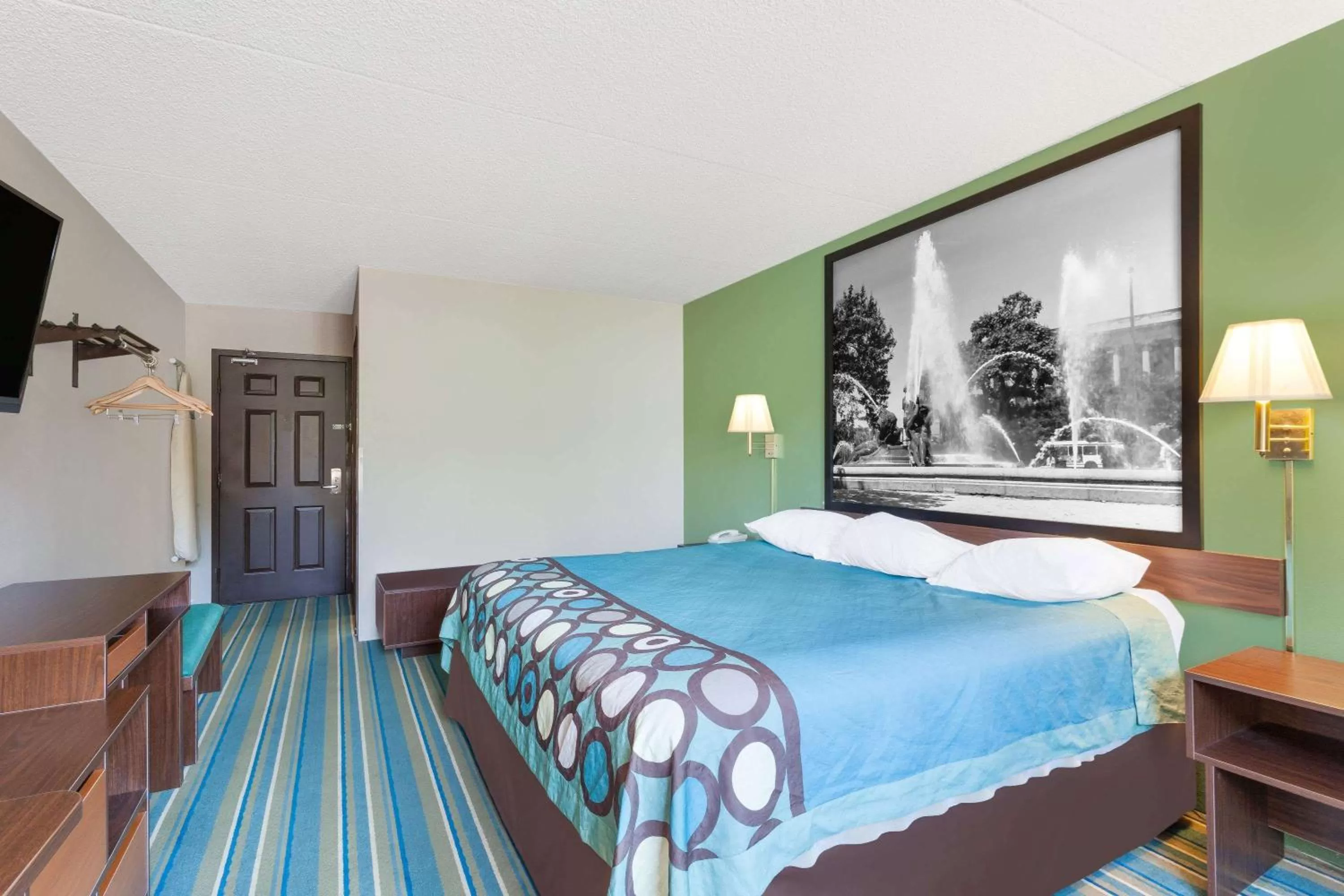 Photo of the whole room, Bed in Super 8 by Wyndham Harrisburg Hershey West