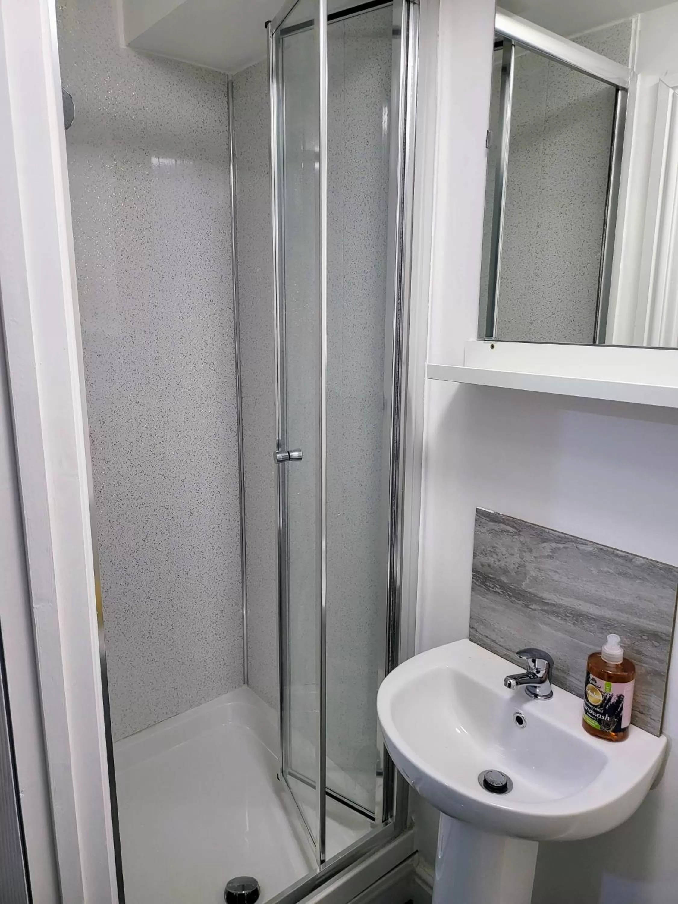 Shower in Easy Living Nottingham - Burns Street