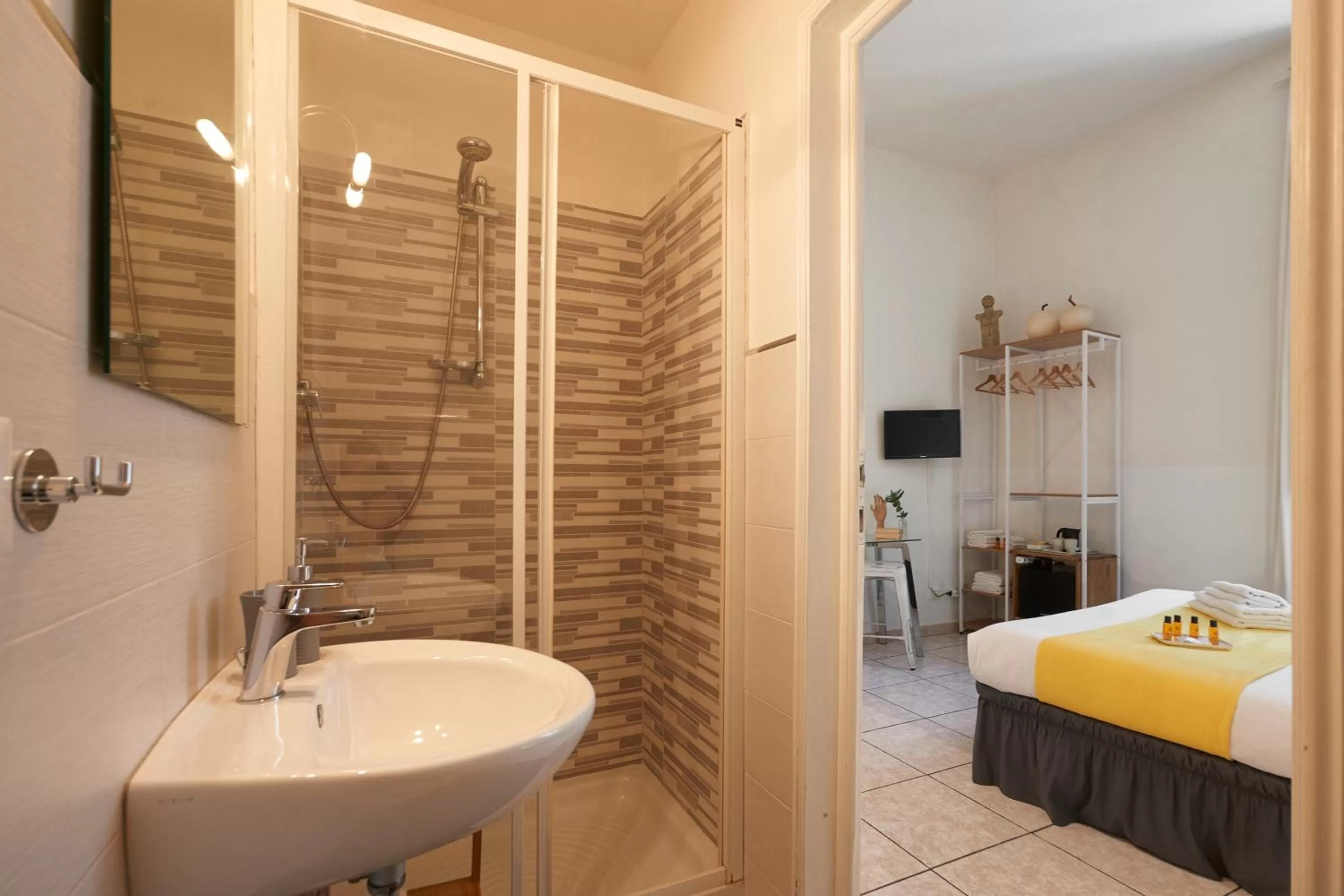 Bathroom, Bed in 3B Firenze Centro