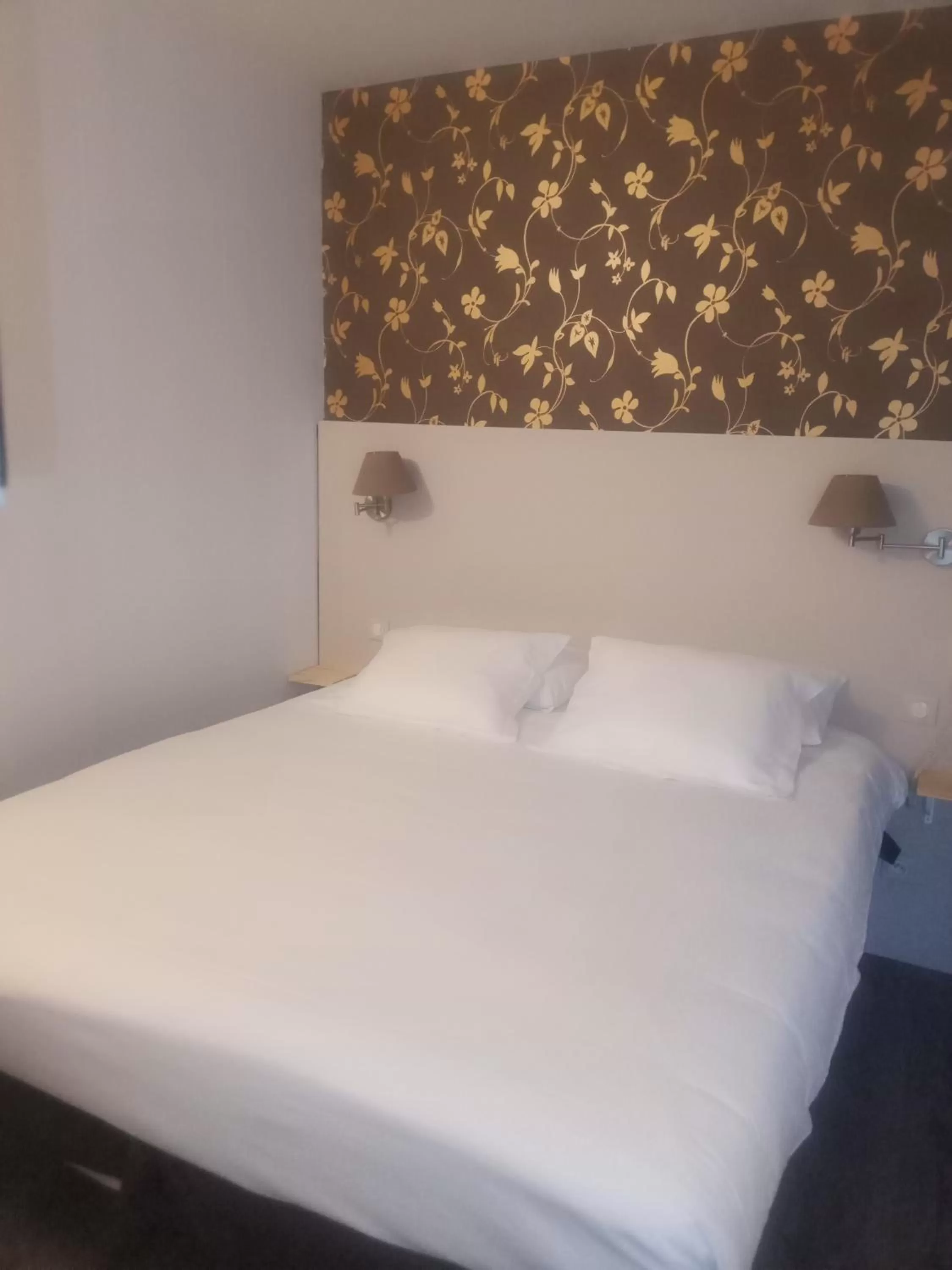 Bed in Logis Hôtel La Bastide des Oliviers