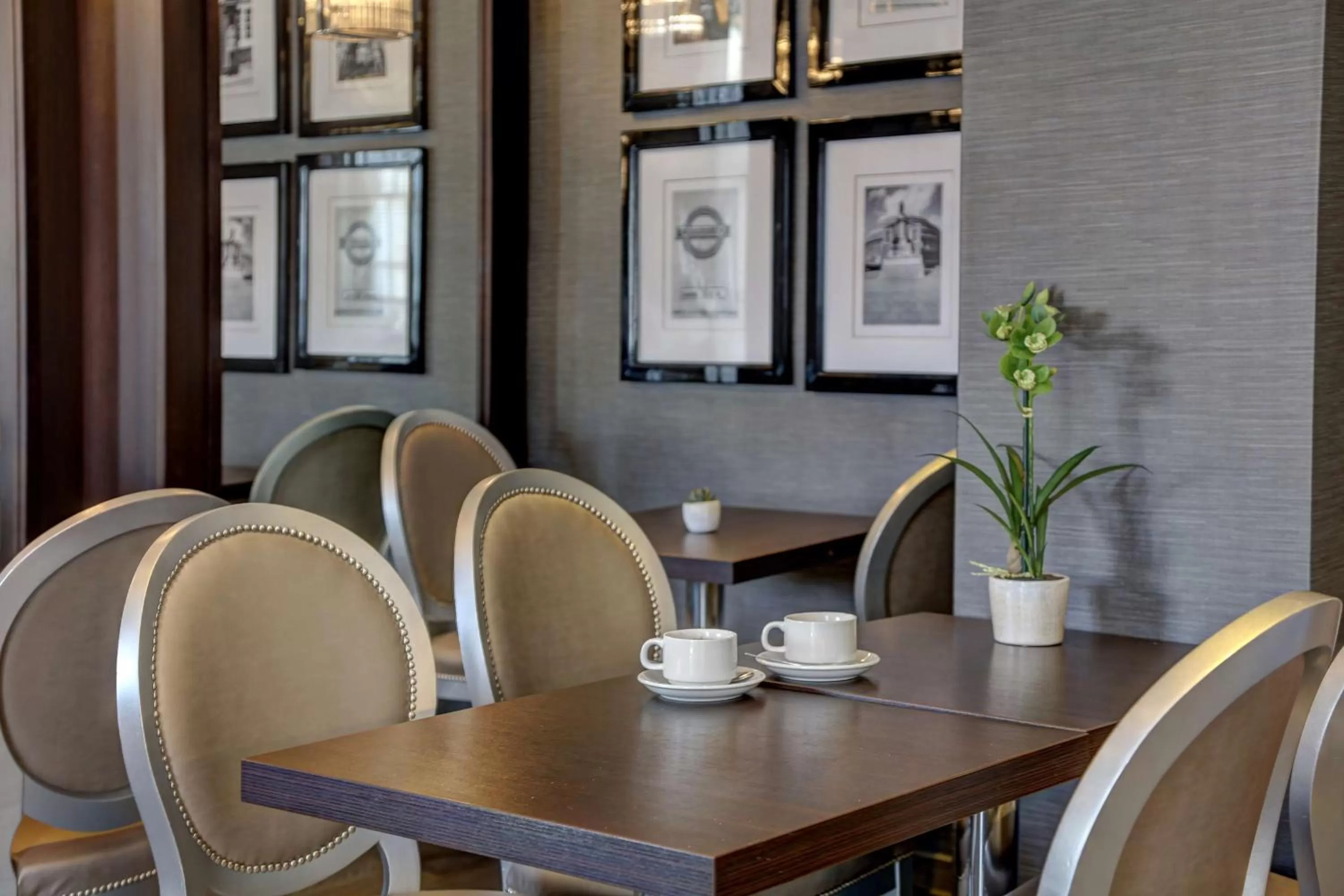 Restaurant/places to eat in Best Western Buckingham Palace Rd