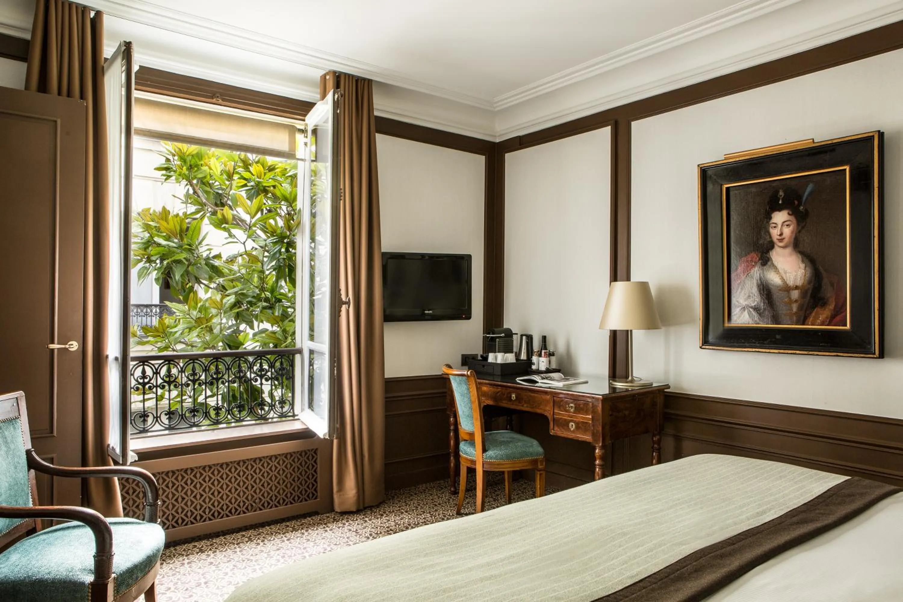 Photo of the whole room, Bed in Hôtel des Saints Pères - Esprit de France