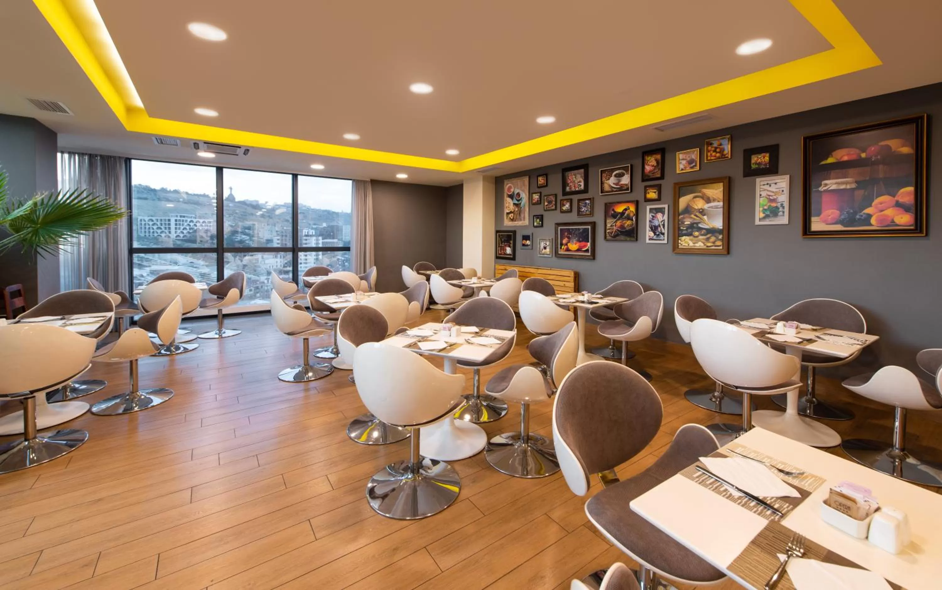 Restaurant/places to eat in Opera Suite Hotel