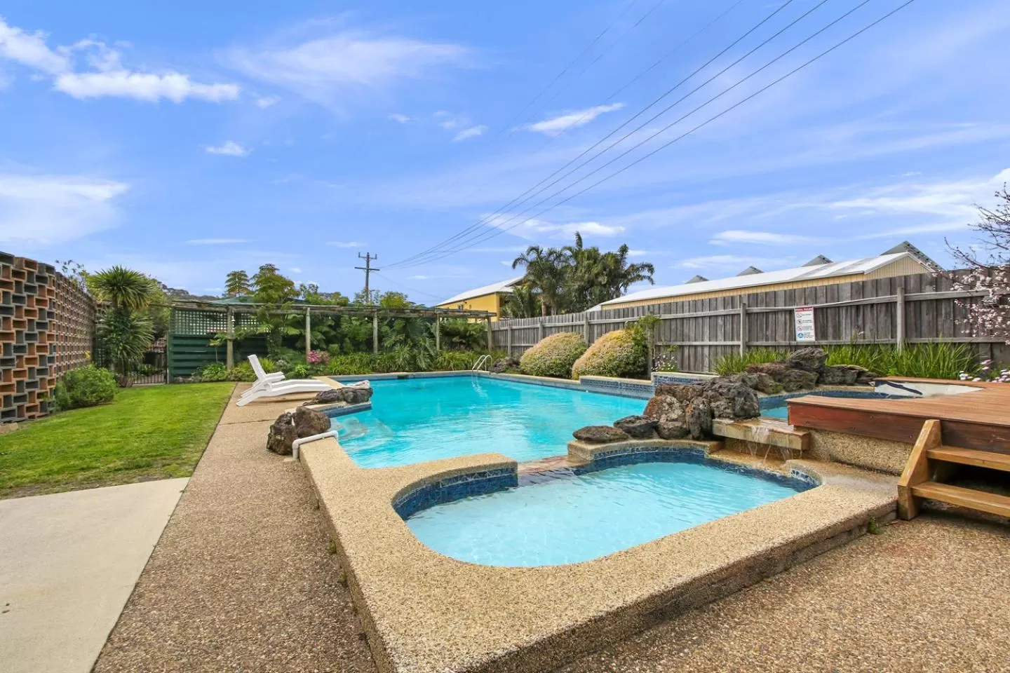 Swimming pool in Comfort Inn & Suites Lakes Entrance