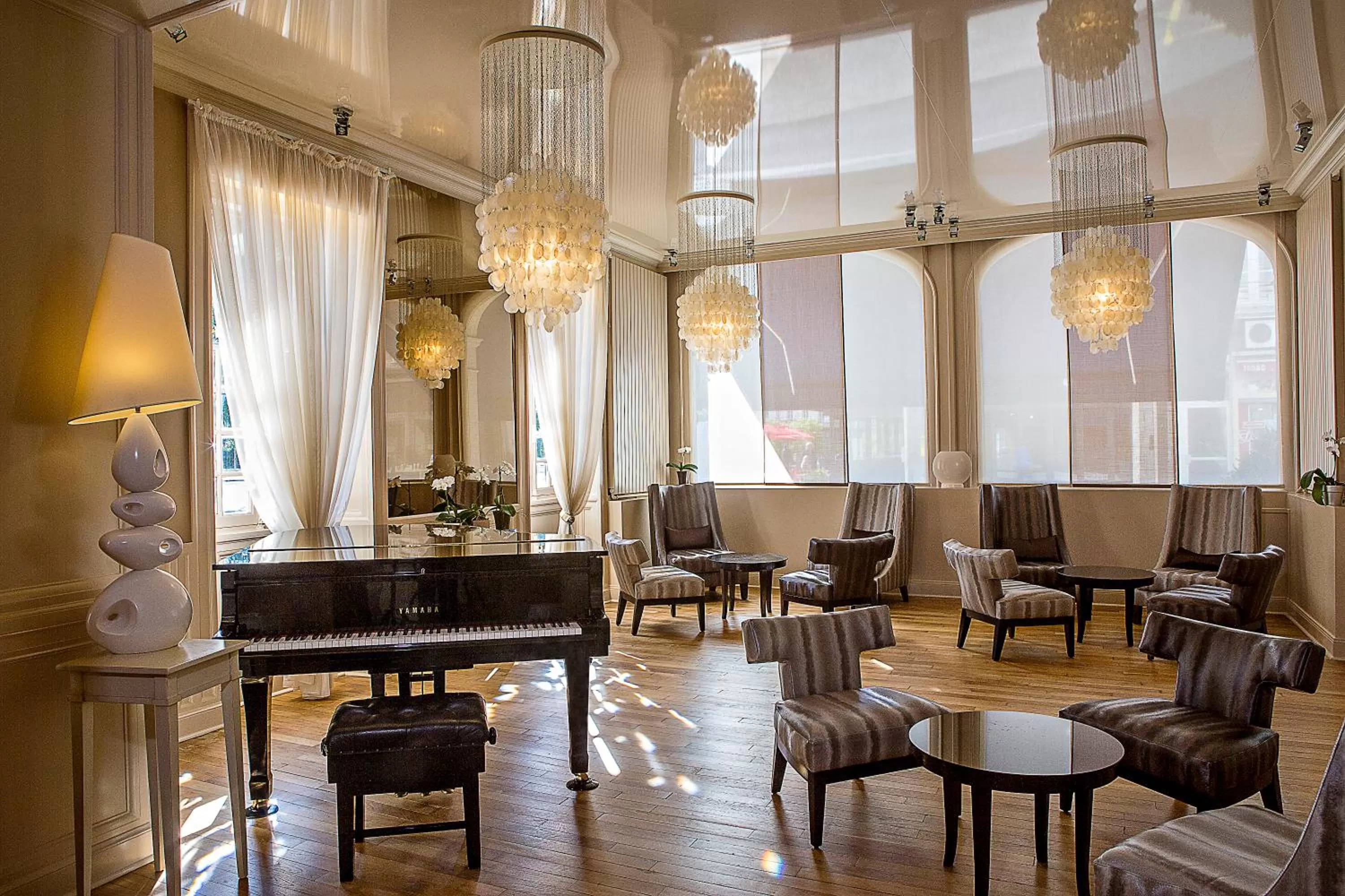 Lounge or bar in Best Western Grand Hotel de Bordeaux