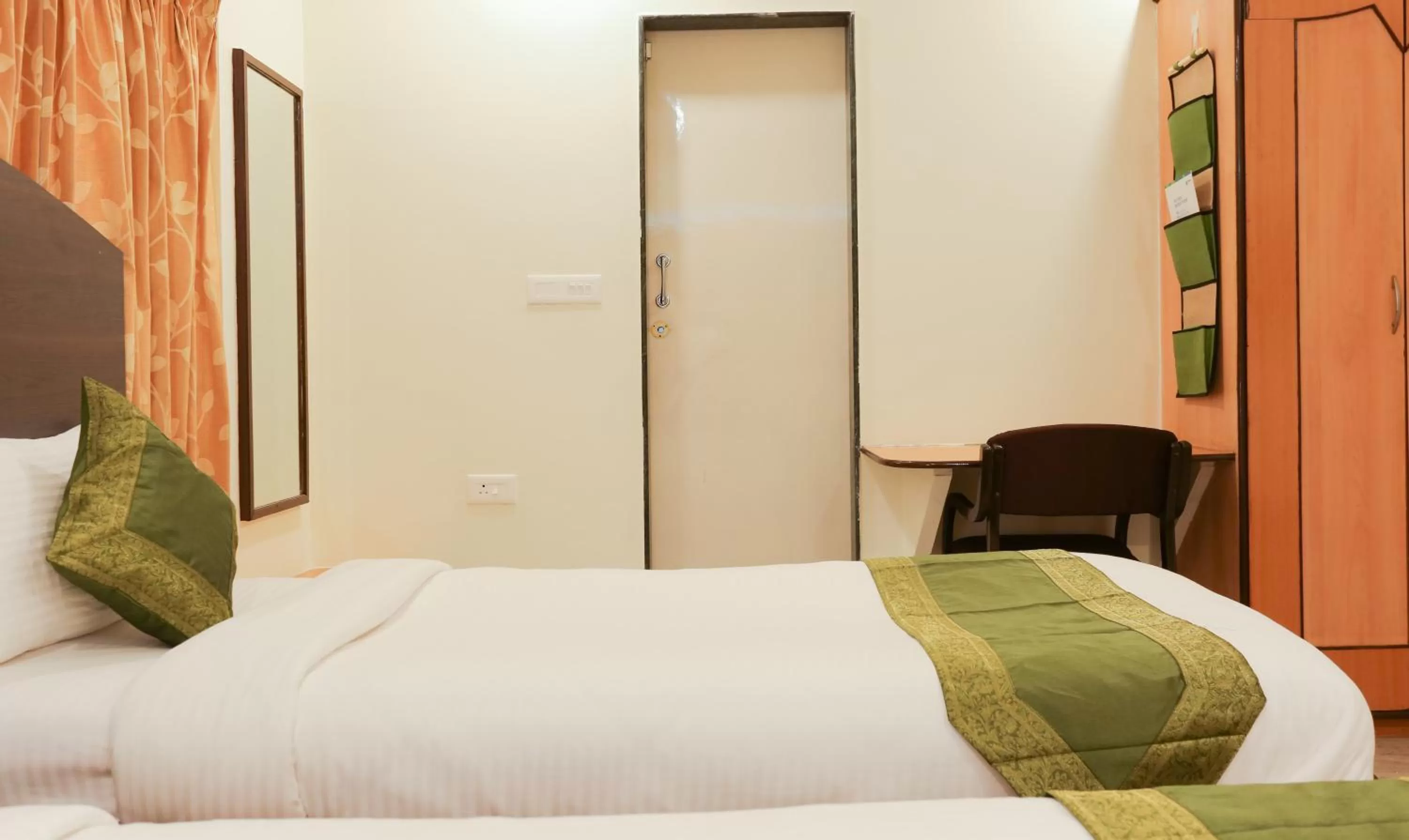 Photo of the whole room, Bed in Itsy Hotels Hill View Ex