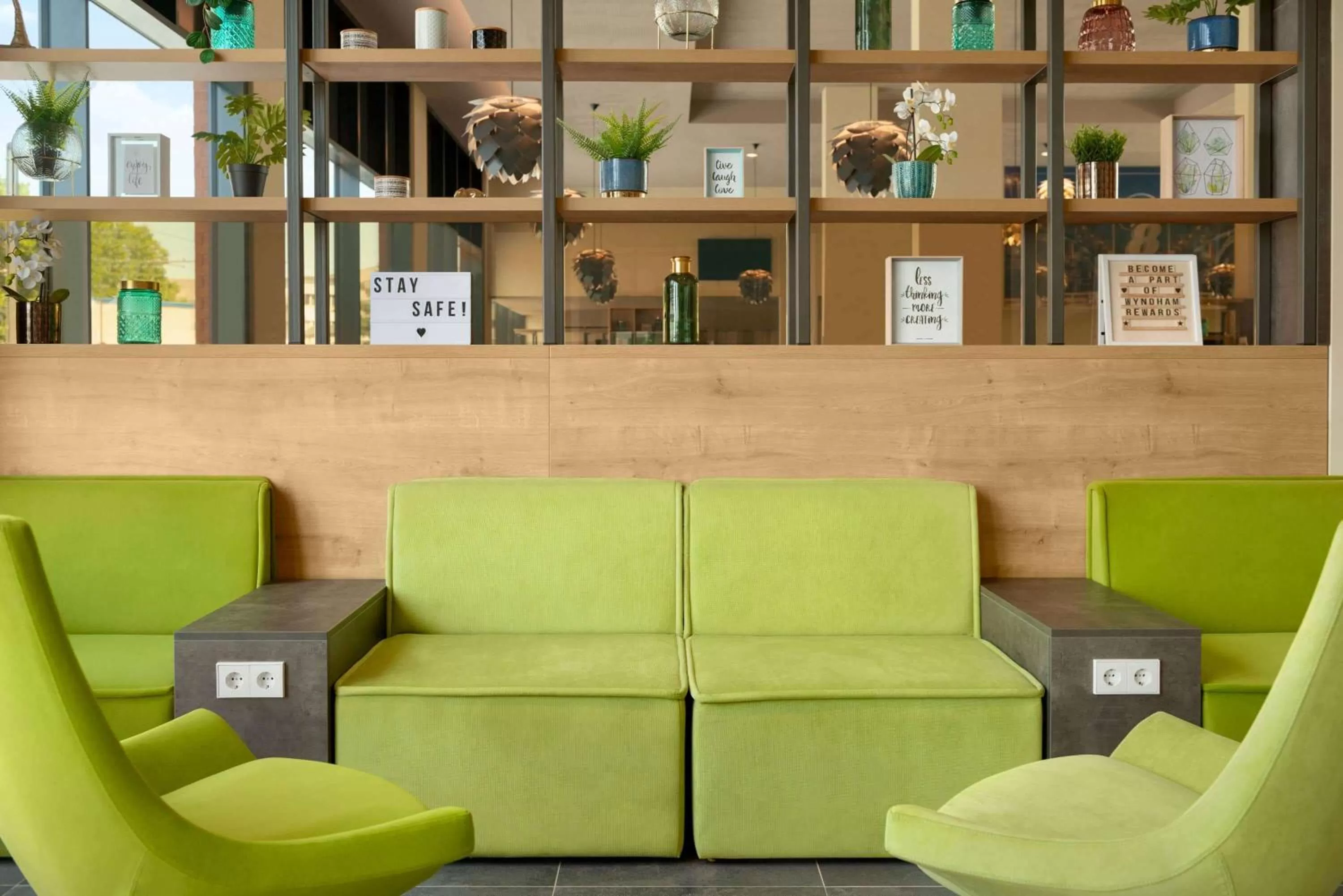 Restaurant/places to eat in Super 8 by Wyndham Mainz Zollhafen