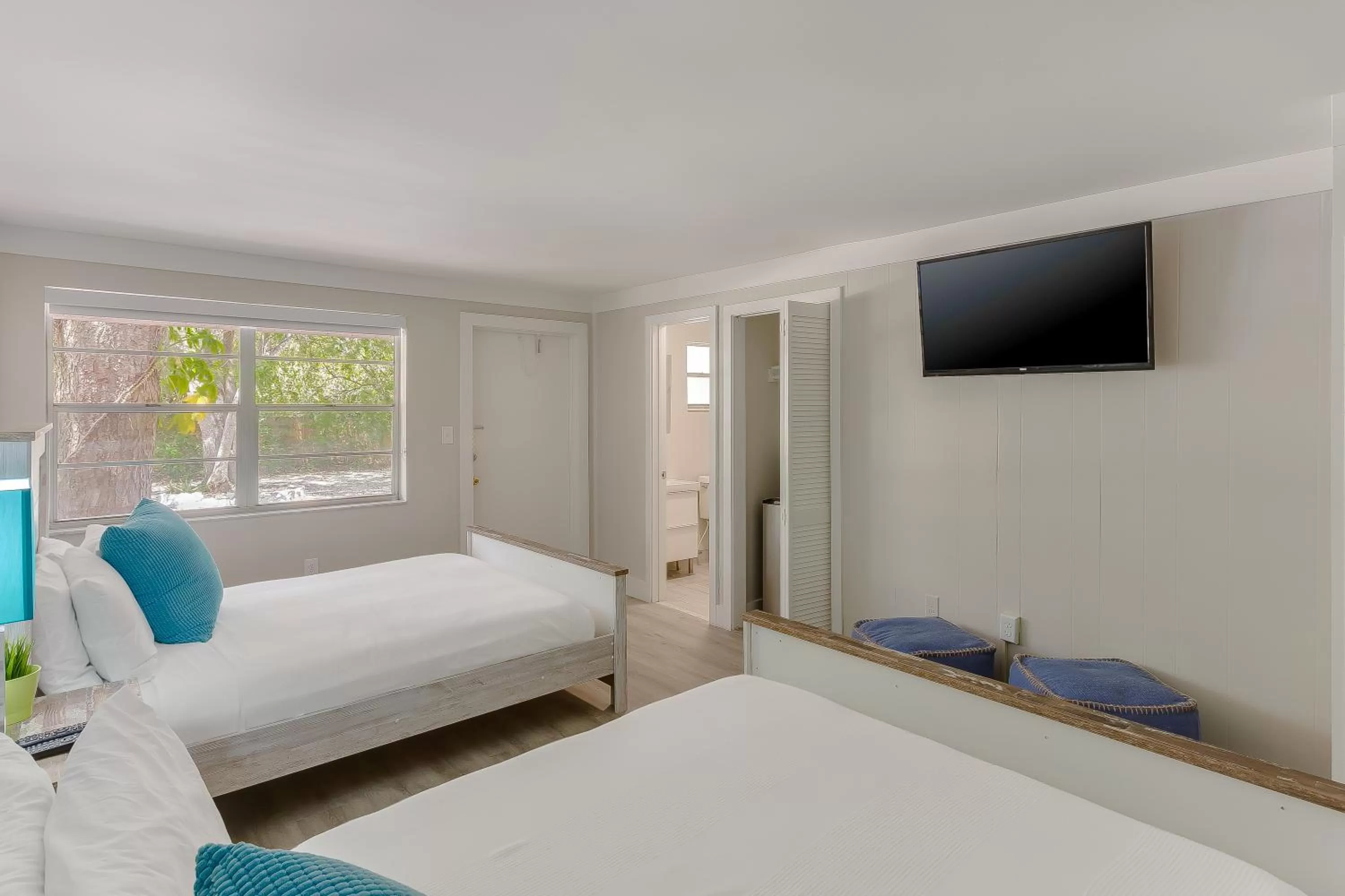 Living room, Bed in Drift Hotel