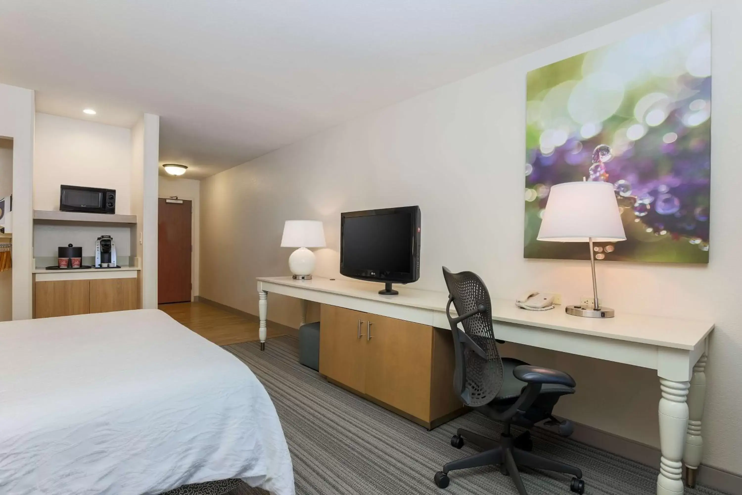 King Room with BathTub - Disability Access in Hilton Garden Inn Bakersfield King Room with BathTub - Disability Access in Hilton Garden Inn Bakersfield