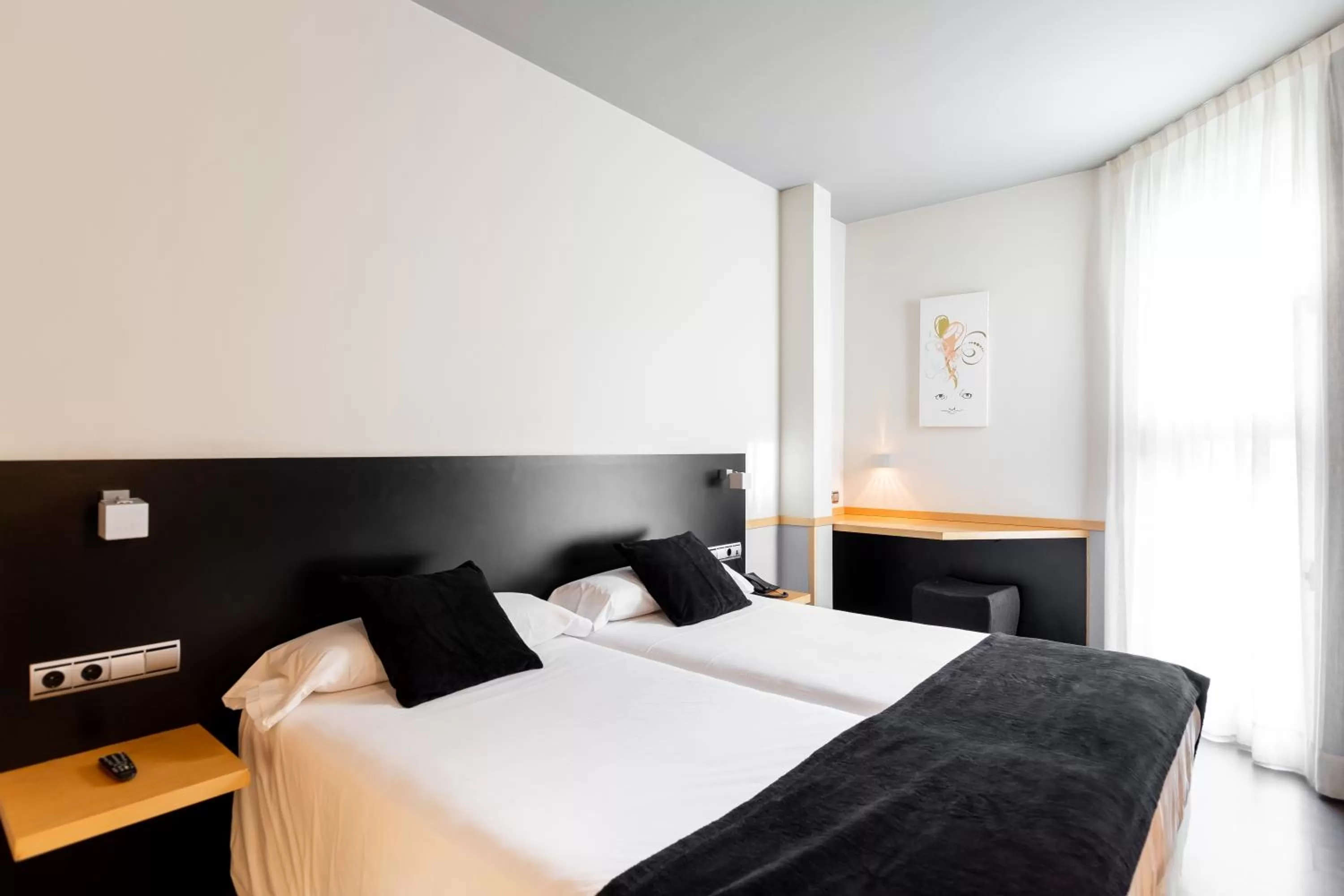 Photo of the whole room, Bed in Onix Liceo