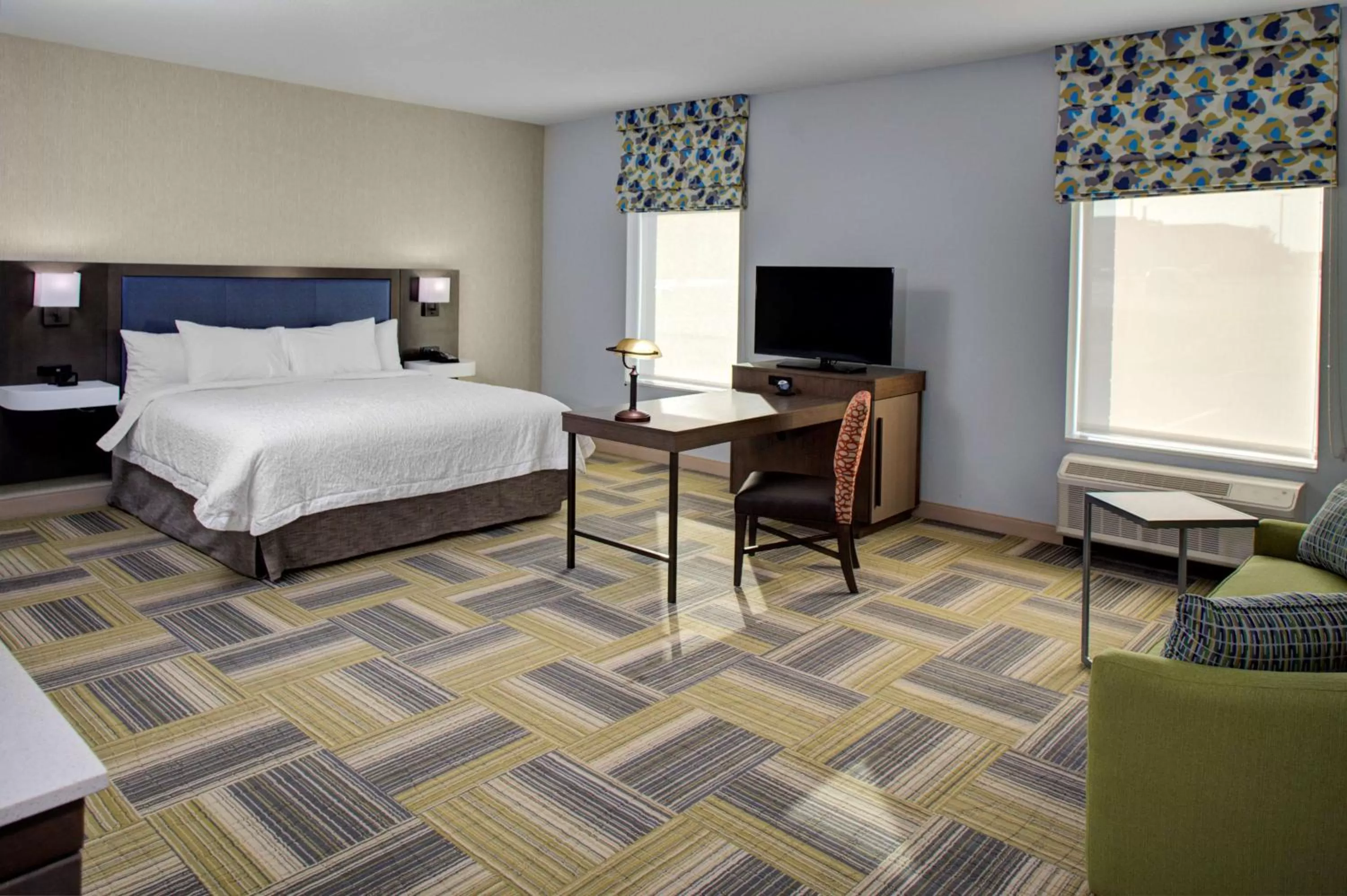 Bedroom, Bed in Hampton Inn & Suites Syracuse North Airport Area