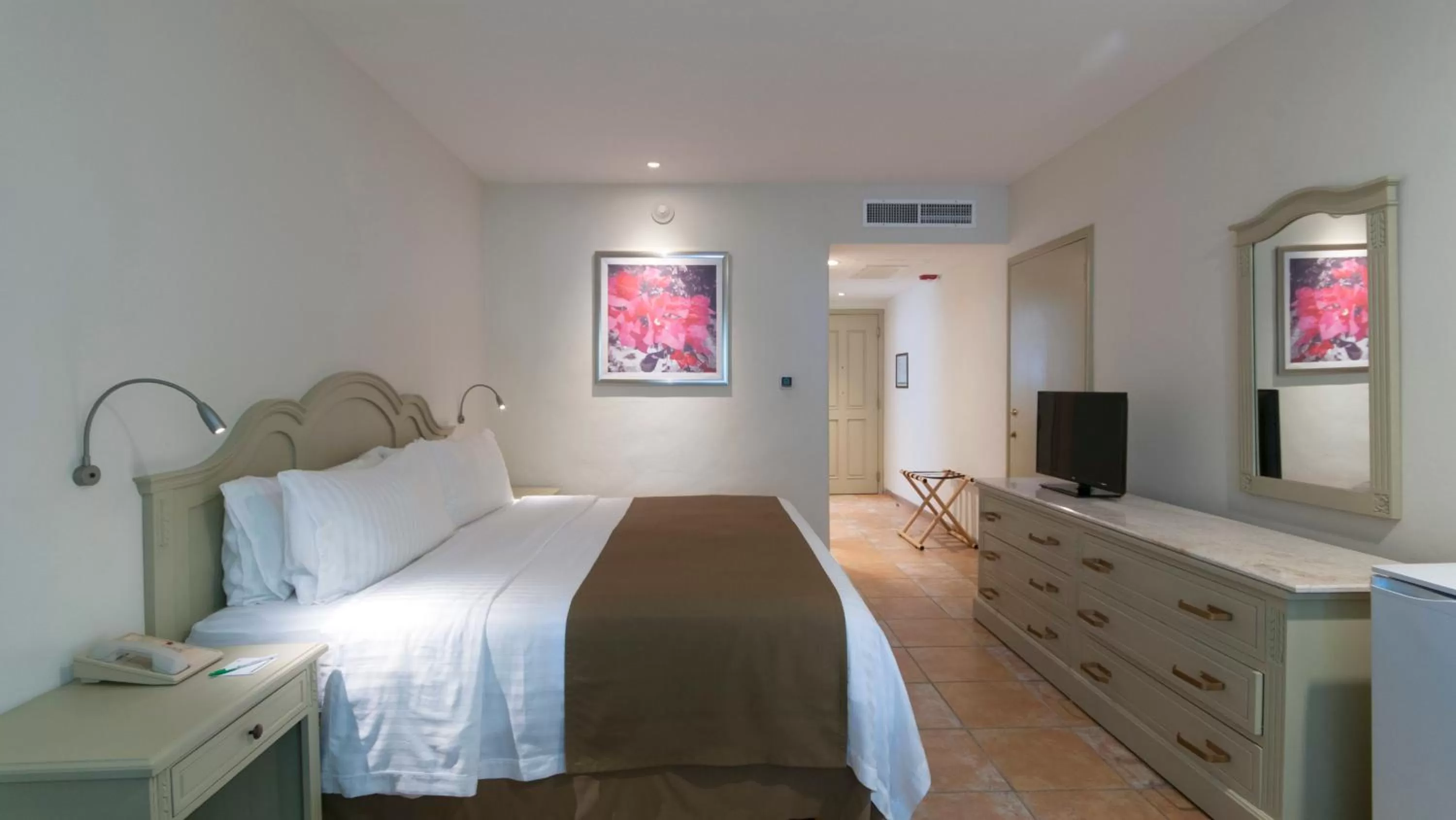 Photo of the whole room, Bed in Holiday Inn Ciudad Del Carmen by IHG