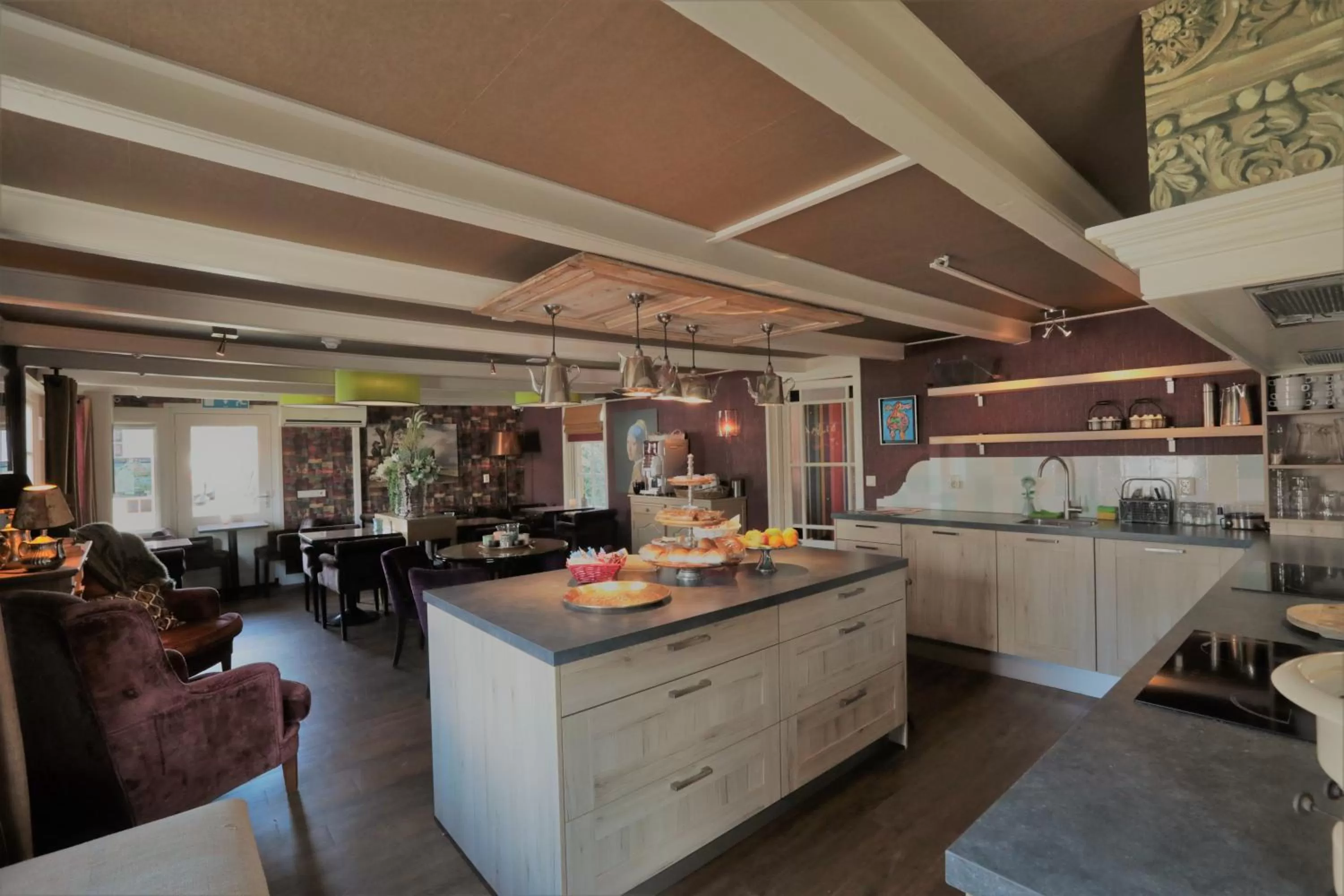 Communal lounge/ TV room, Restaurant/Places to Eat in Hotel West Inn