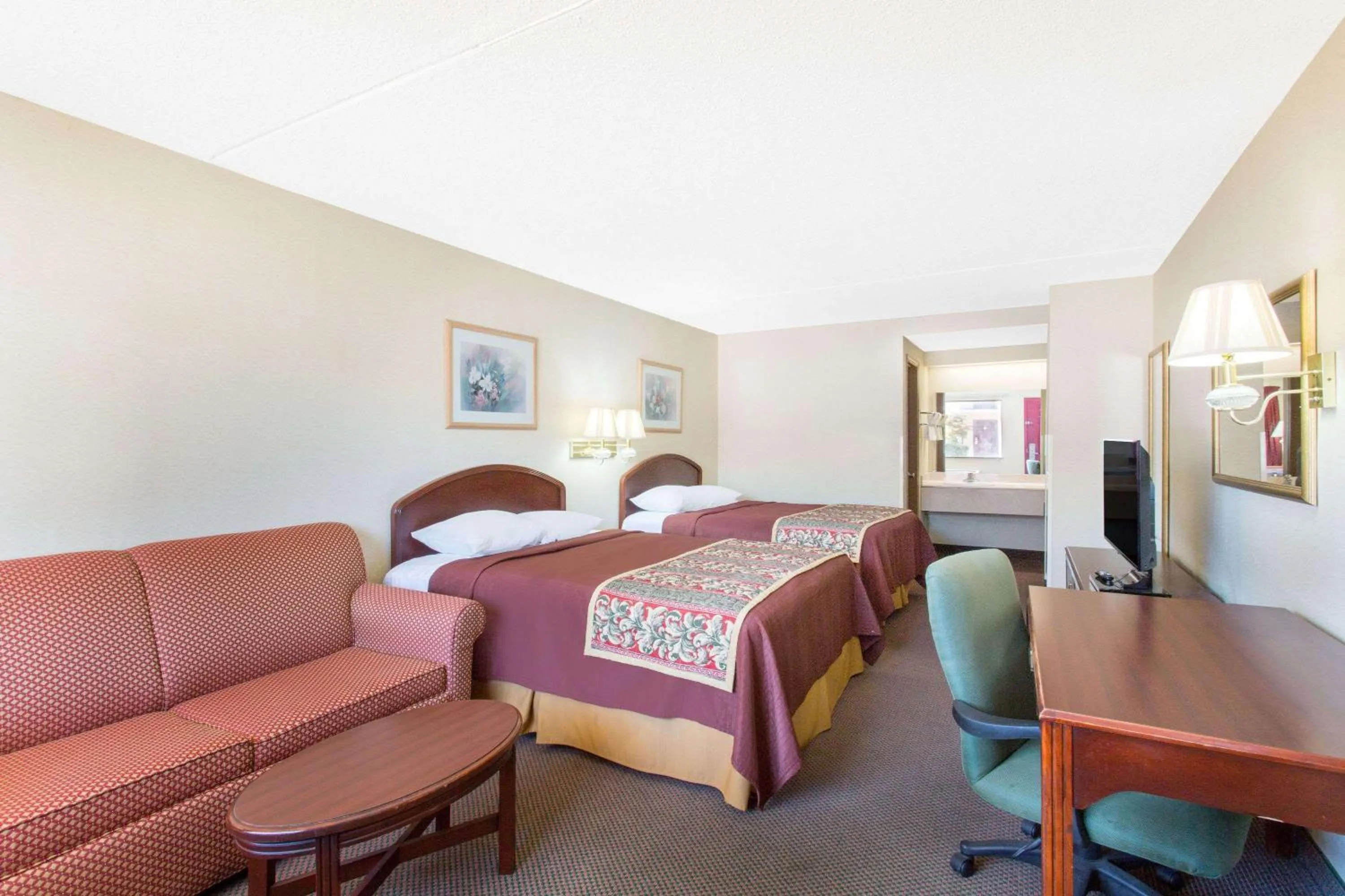 Deluxe Queen Suite - Non-Smoking in Days Inn & Suites by Wyndham Bentonville